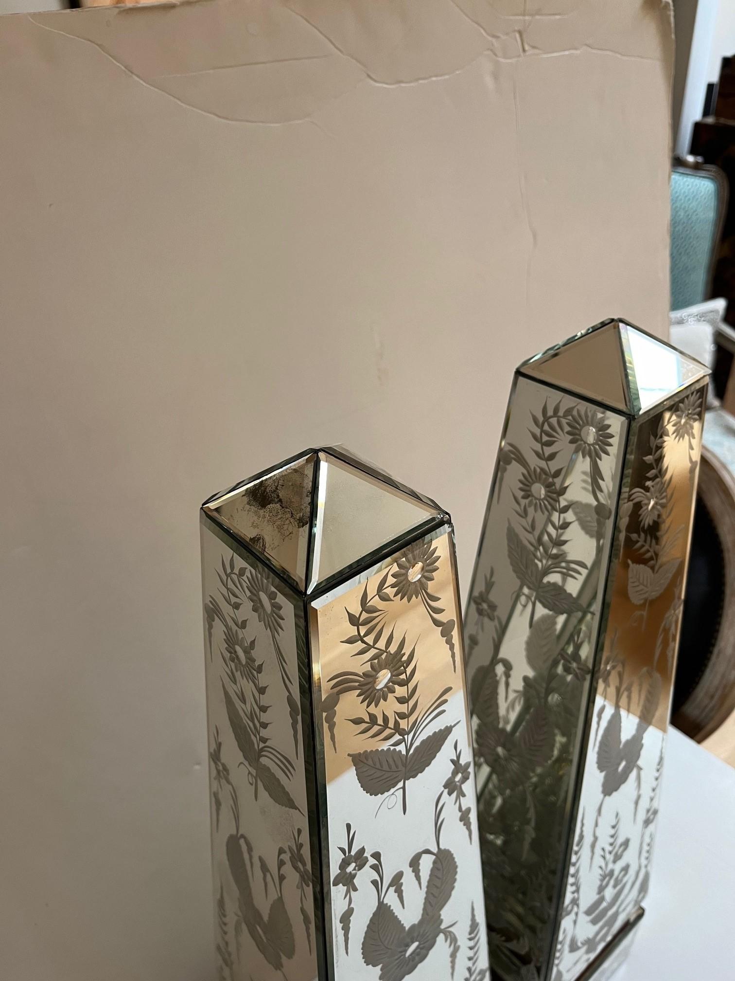 Paire d'exquis obélisques en miroir à motifs floraux gravés en vente 1