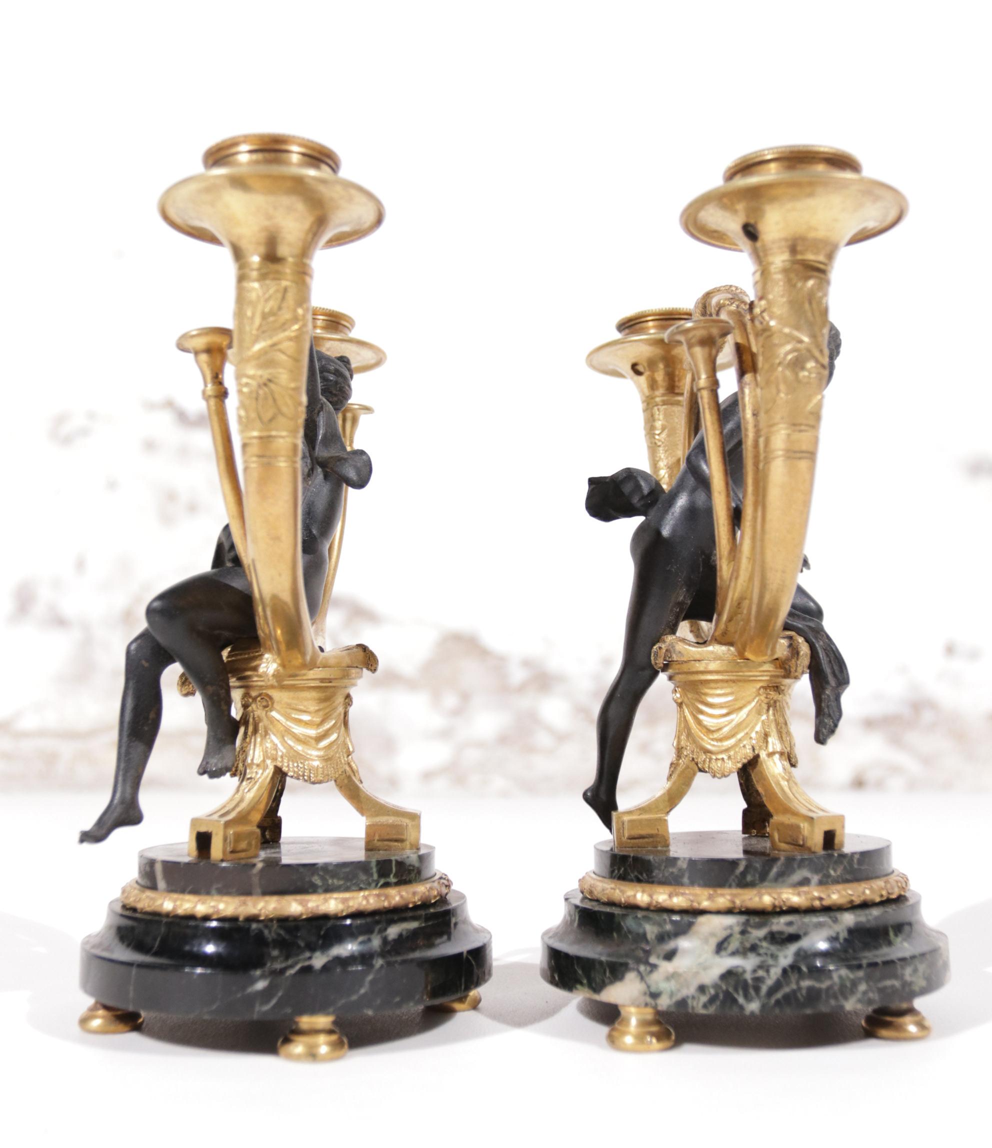 Paar exquisite französische Empire-Kronleuchter aus vergoldeter Bronze mit zwei Lichtern um 1810 im Angebot 5