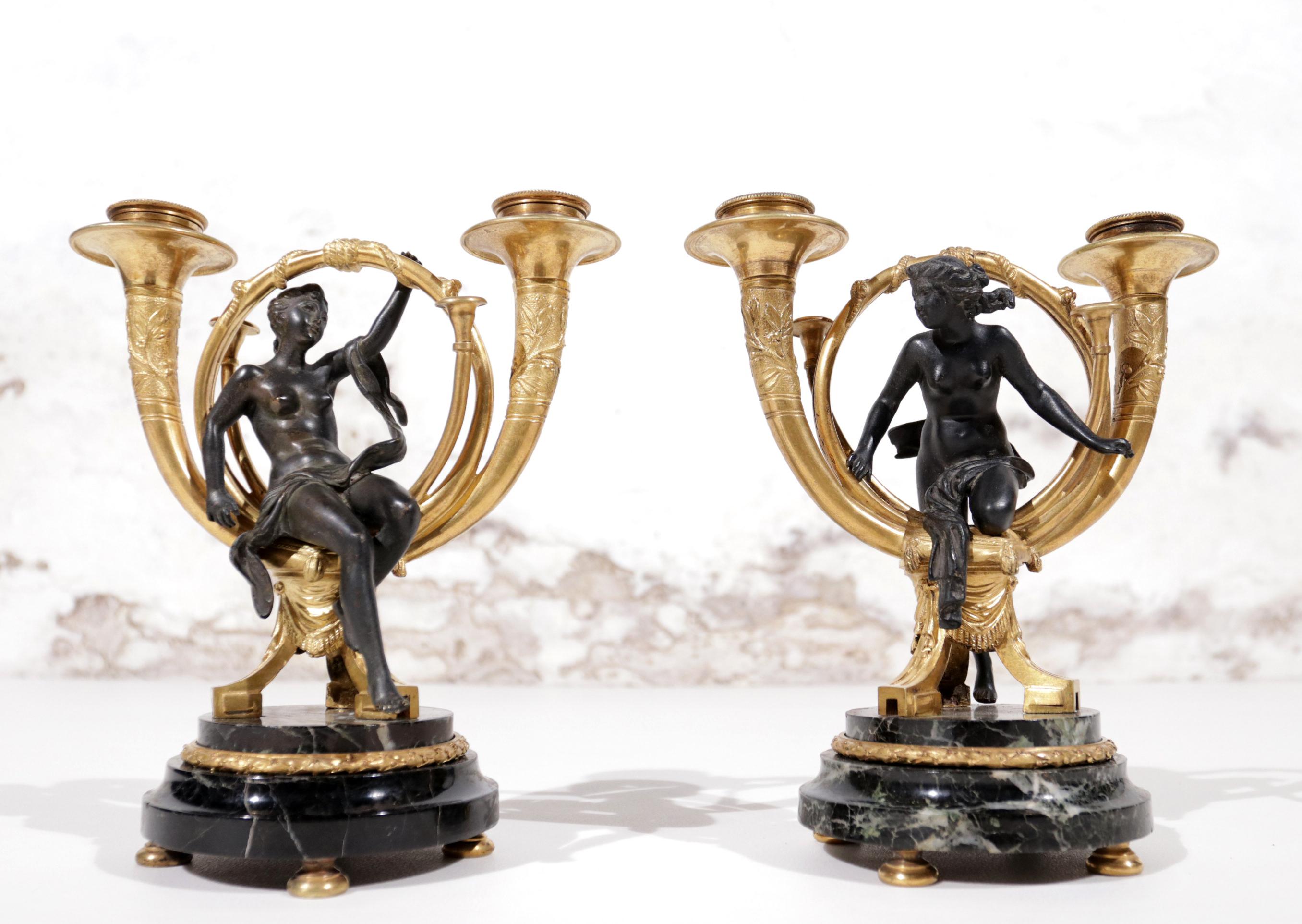 Paar exquisite französische Empire-Kronleuchter aus vergoldeter Bronze mit zwei Lichtern um 1810 im Angebot 11