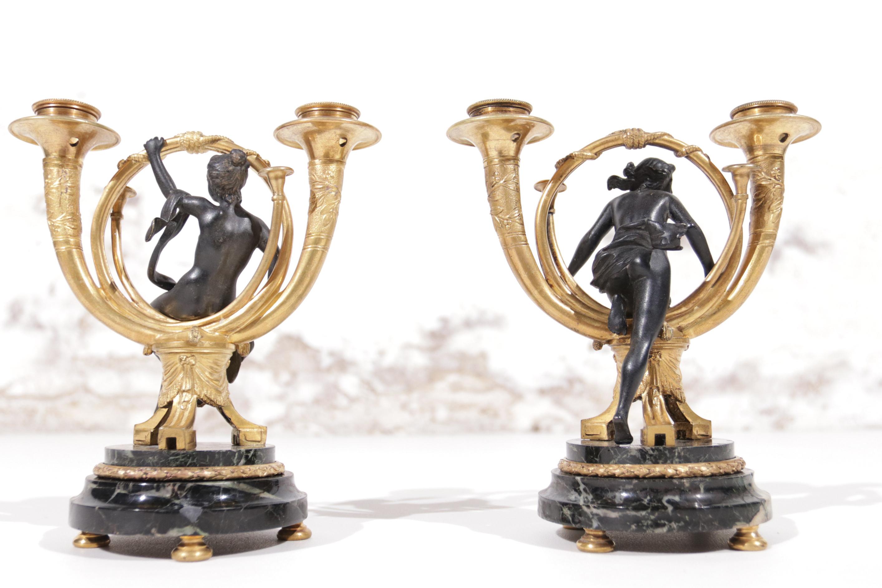 Paar exquisite französische Empire-Kronleuchter aus vergoldeter Bronze mit zwei Lichtern um 1810 im Angebot 2