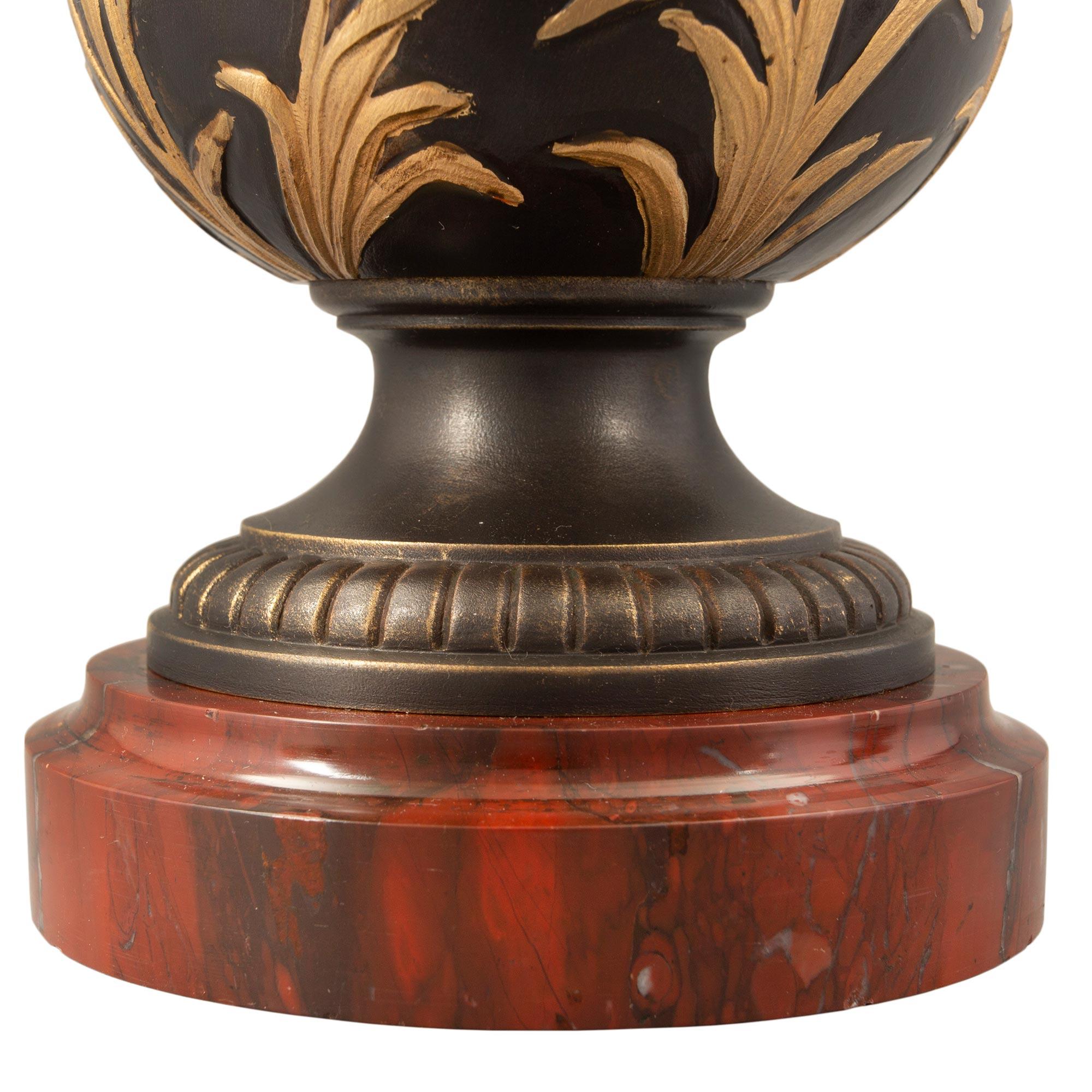 Zwei exquisite Bronze- und Goldbronze-Vasen im Louis-XVI-Stil, Moreau zugeschrieben im Angebot 3