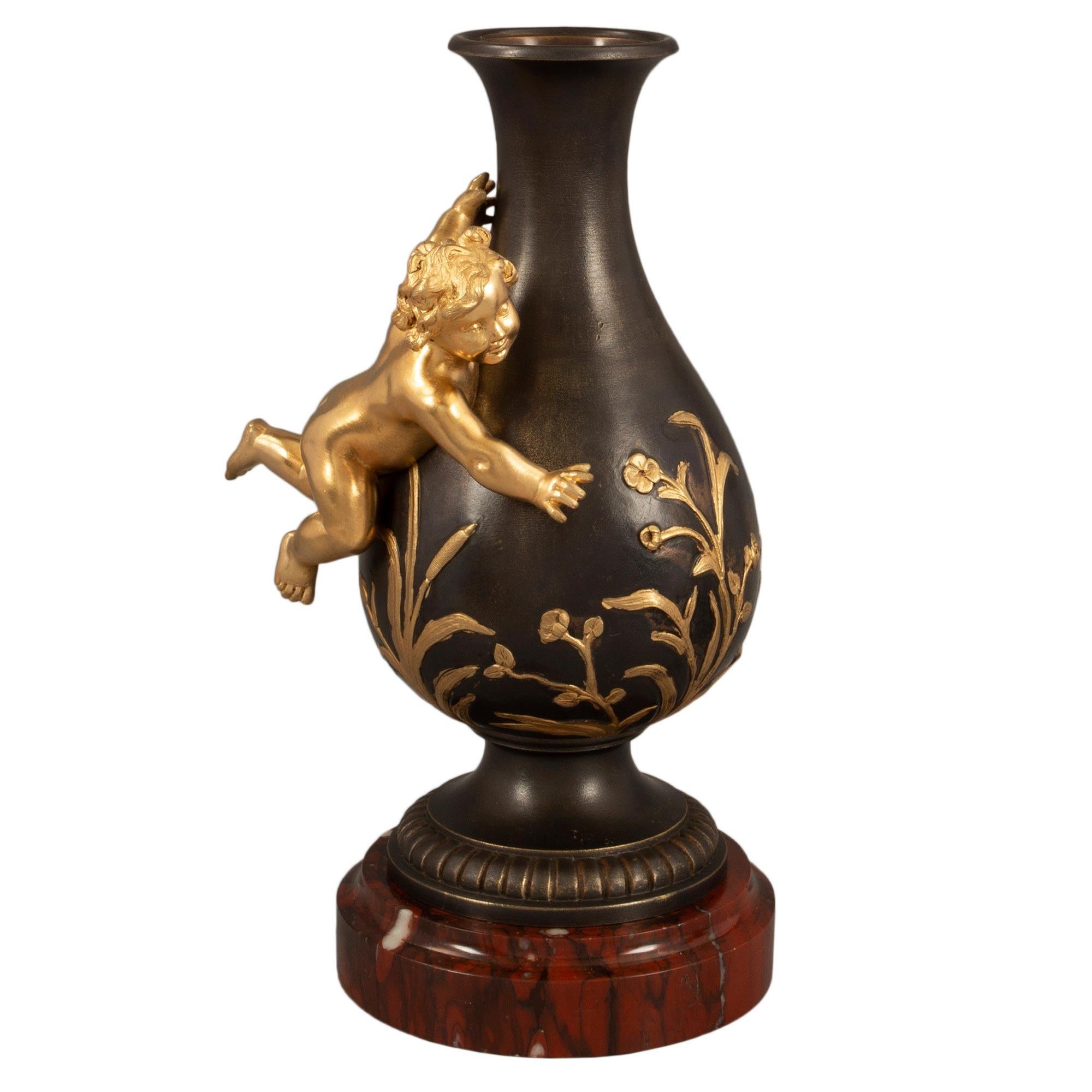 Zwei exquisite Bronze- und Goldbronze-Vasen im Louis-XVI-Stil, Moreau zugeschrieben (Louis XVI.) im Angebot