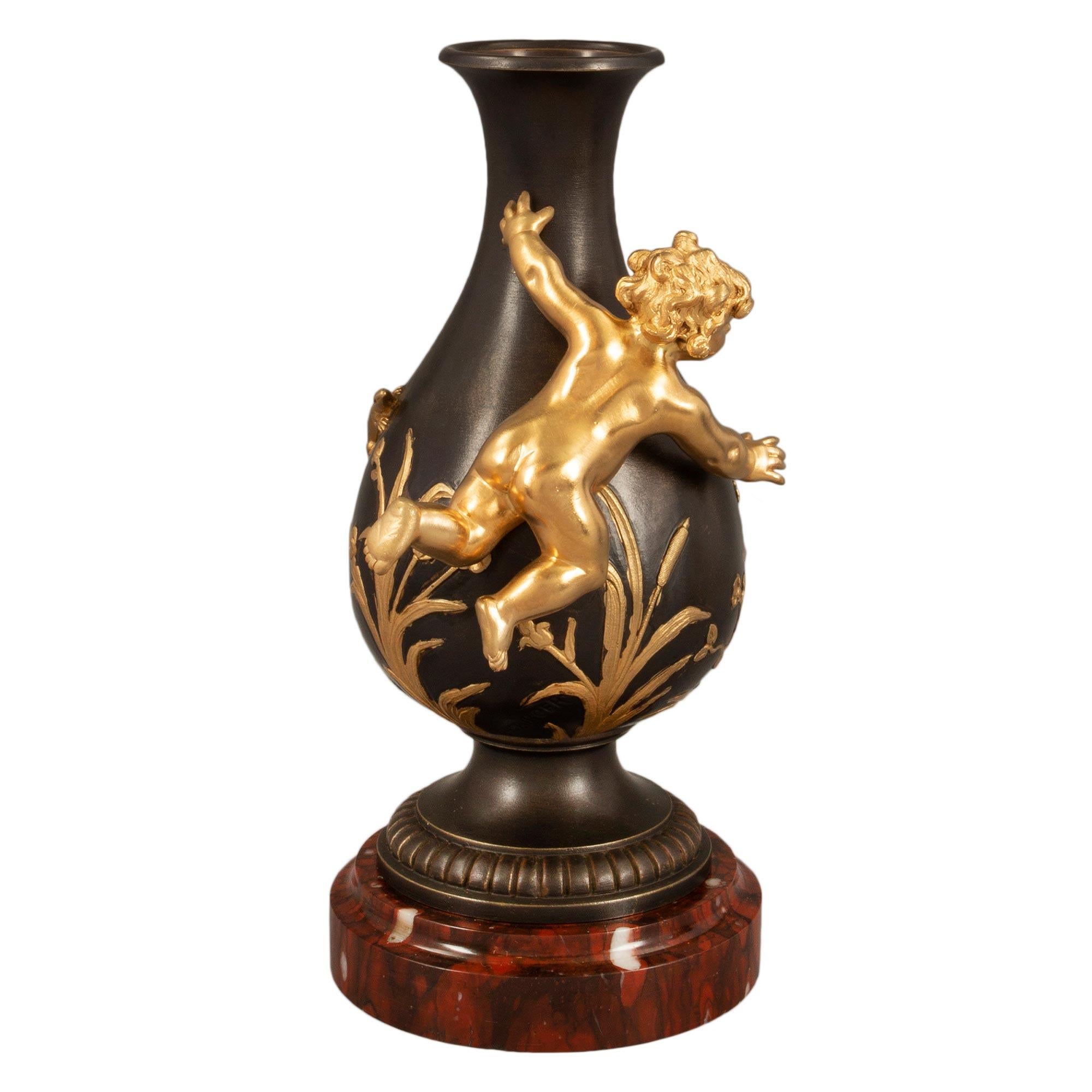 Zwei exquisite Bronze- und Goldbronze-Vasen im Louis-XVI-Stil, Moreau zugeschrieben (Französisch) im Angebot