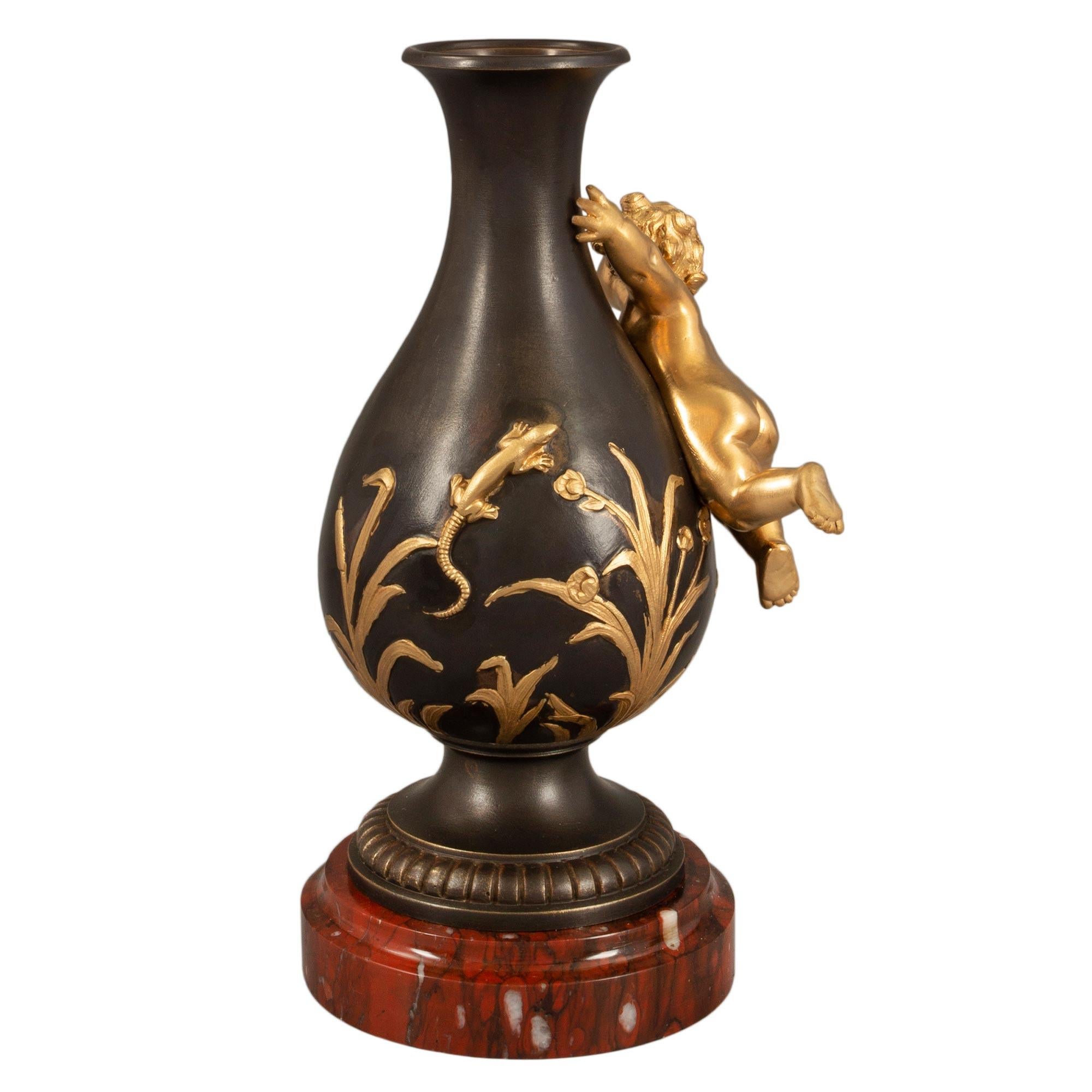 Zwei exquisite Bronze- und Goldbronze-Vasen im Louis-XVI-Stil, Moreau zugeschrieben (Patiniert) im Angebot
