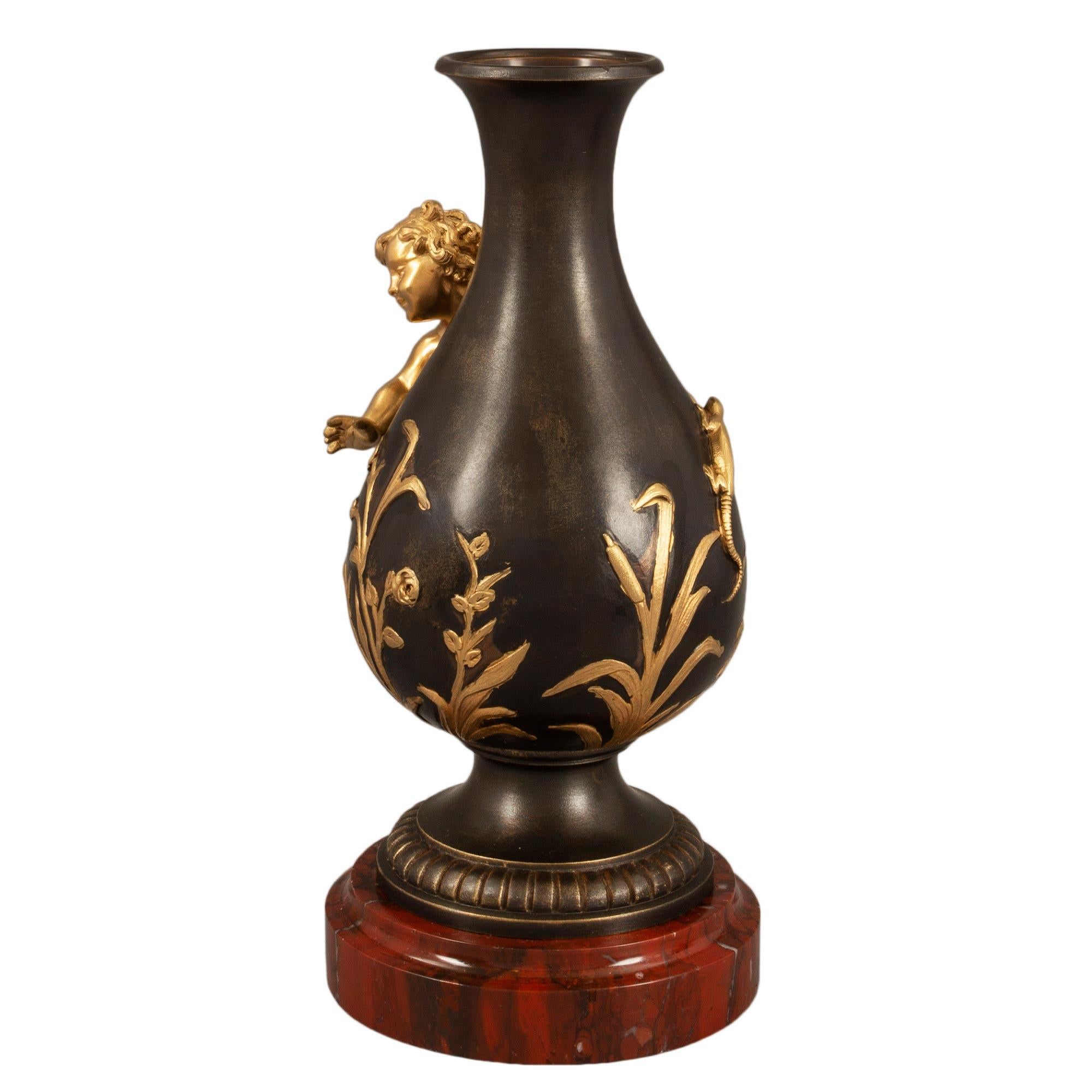 Zwei exquisite Bronze- und Goldbronze-Vasen im Louis-XVI-Stil, Moreau zugeschrieben im Zustand „Gut“ im Angebot in West Palm Beach, FL