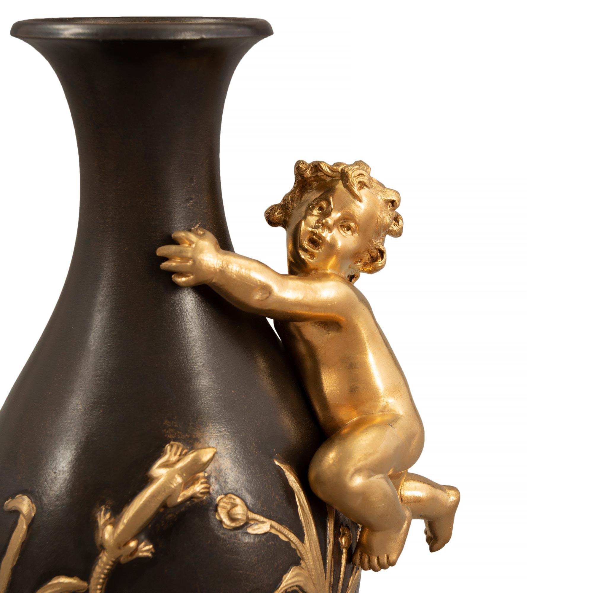 Zwei exquisite Bronze- und Goldbronze-Vasen im Louis-XVI-Stil, Moreau zugeschrieben (19. Jahrhundert) im Angebot