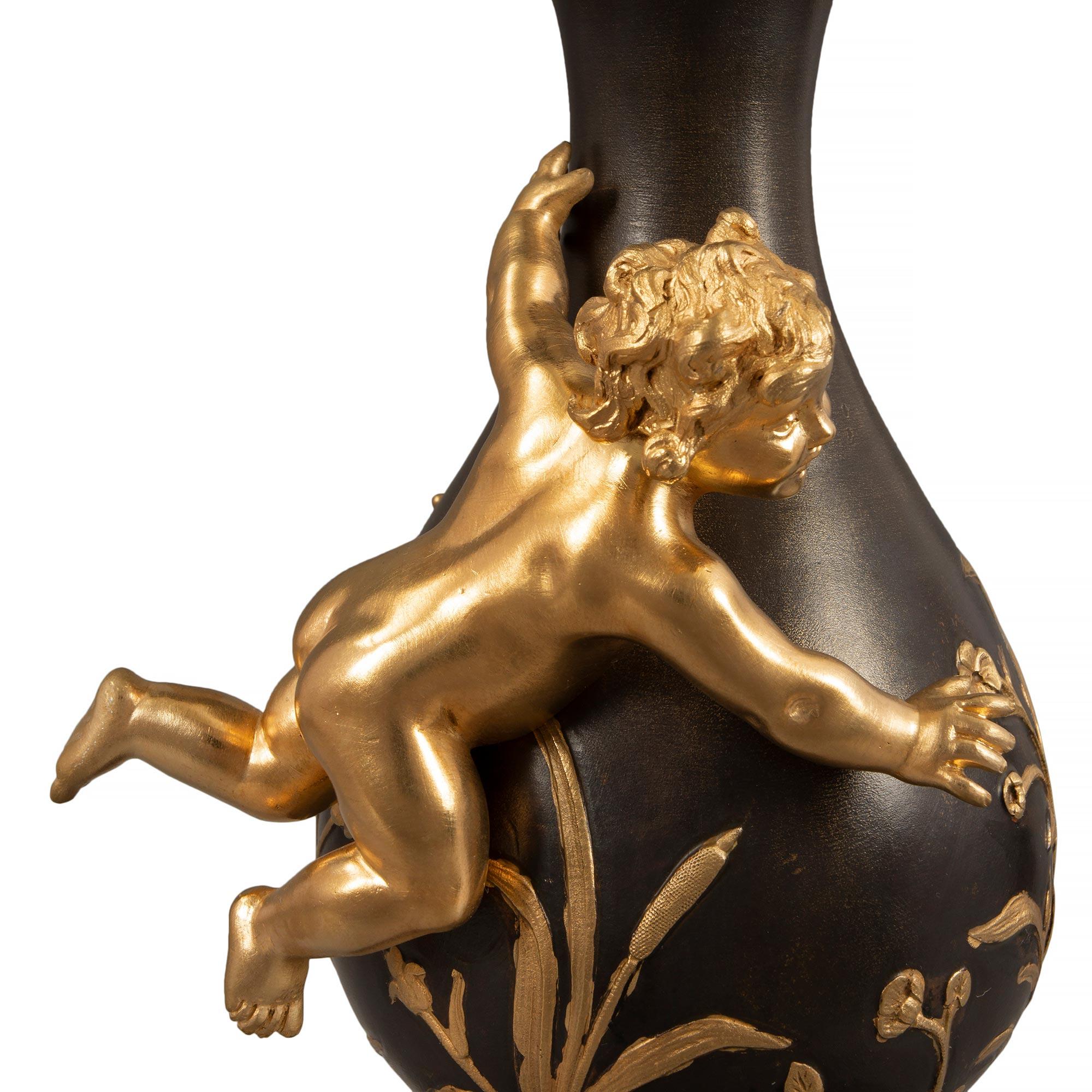 Zwei exquisite Bronze- und Goldbronze-Vasen im Louis-XVI-Stil, Moreau zugeschrieben im Angebot 1