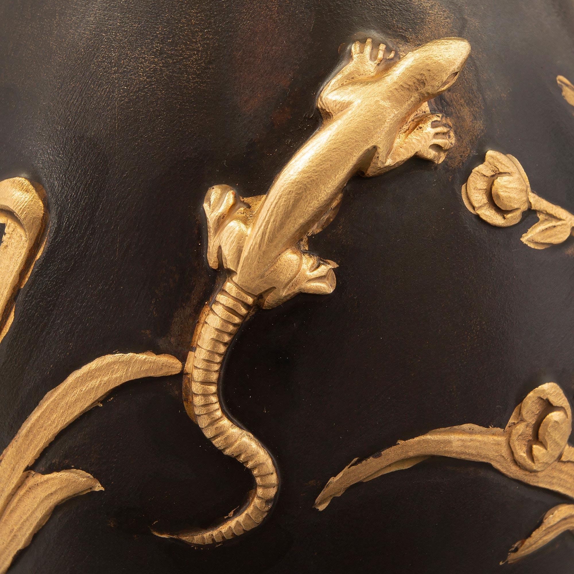 Zwei exquisite Bronze- und Goldbronze-Vasen im Louis-XVI-Stil, Moreau zugeschrieben im Angebot 2