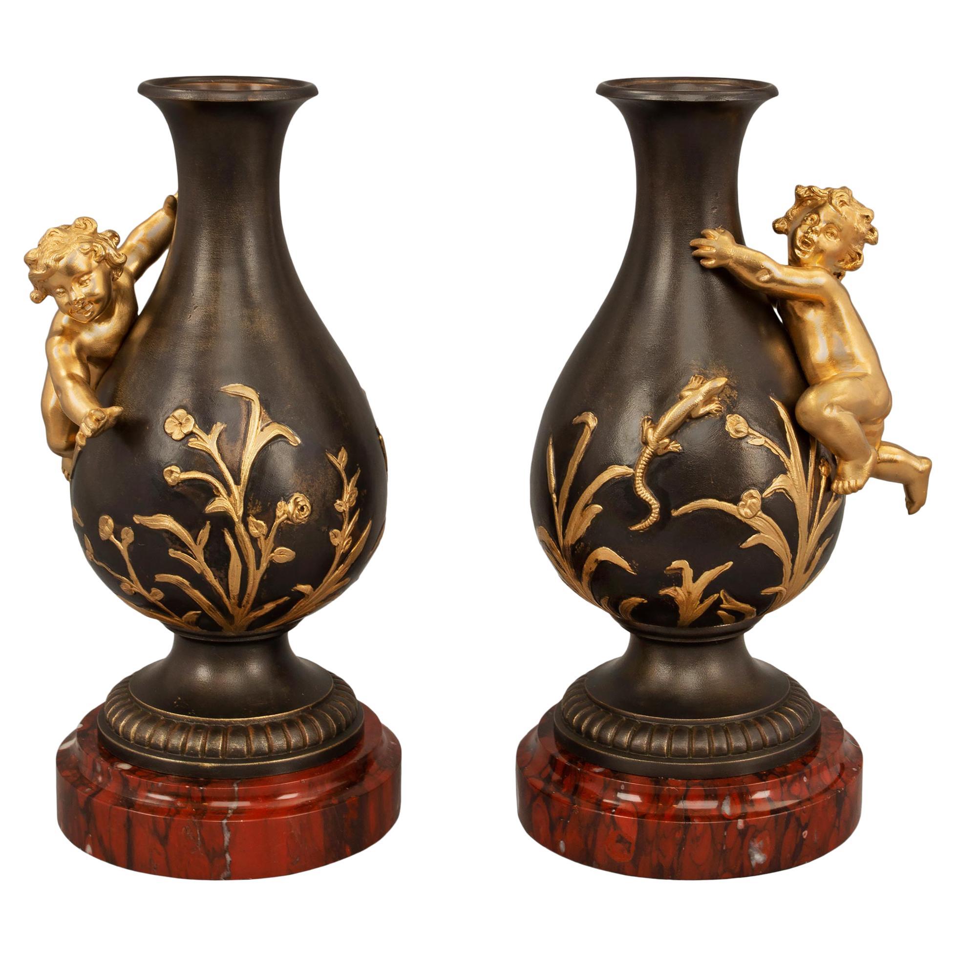 Zwei exquisite Bronze- und Goldbronze-Vasen im Louis-XVI-Stil, Moreau zugeschrieben im Angebot