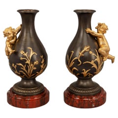 Paire de vases exquis de style Louis XVI en bronze et bronze doré, attribués à Moreau