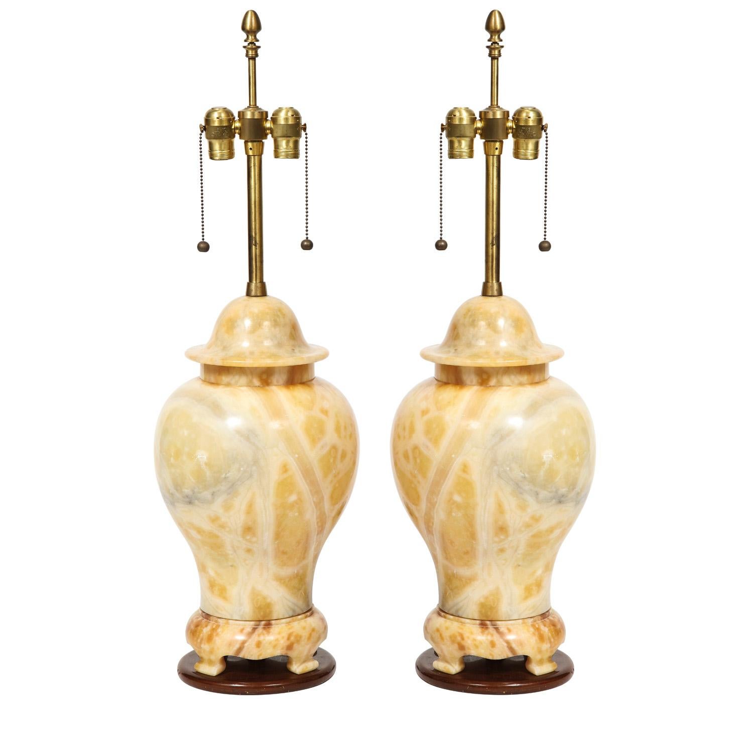 Paire de lampes de table artisanales, design de pot à gingembre en marbre jaune massif figuré avec quincaillerie en laiton sur des bases en bois foncé, Italie années 1960. Le savoir-faire artisanal dans la fabrication de ces lampes est superbe. La