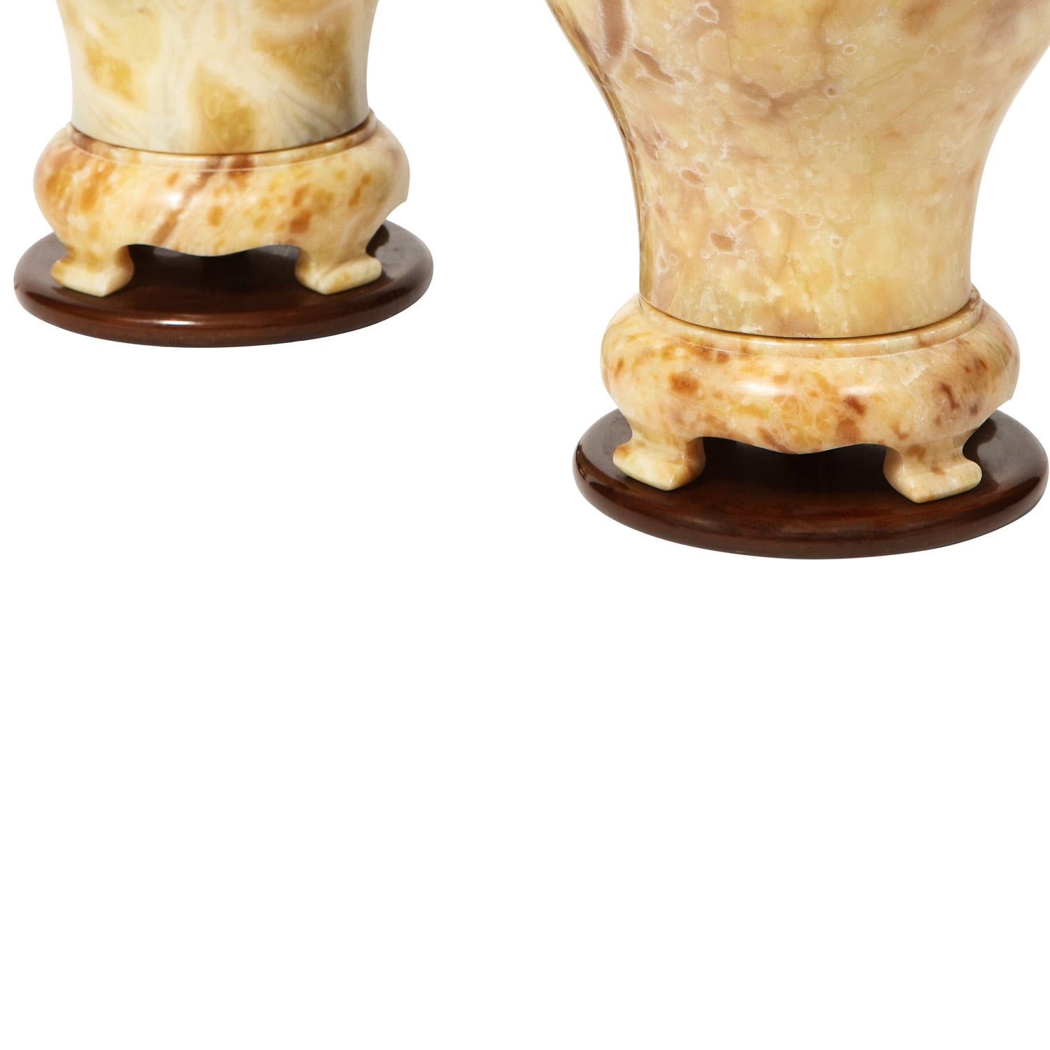 Fait main Paire d'exquises lampes de bureau en marbre en forme de jarre à gingembre, années 1960 en vente