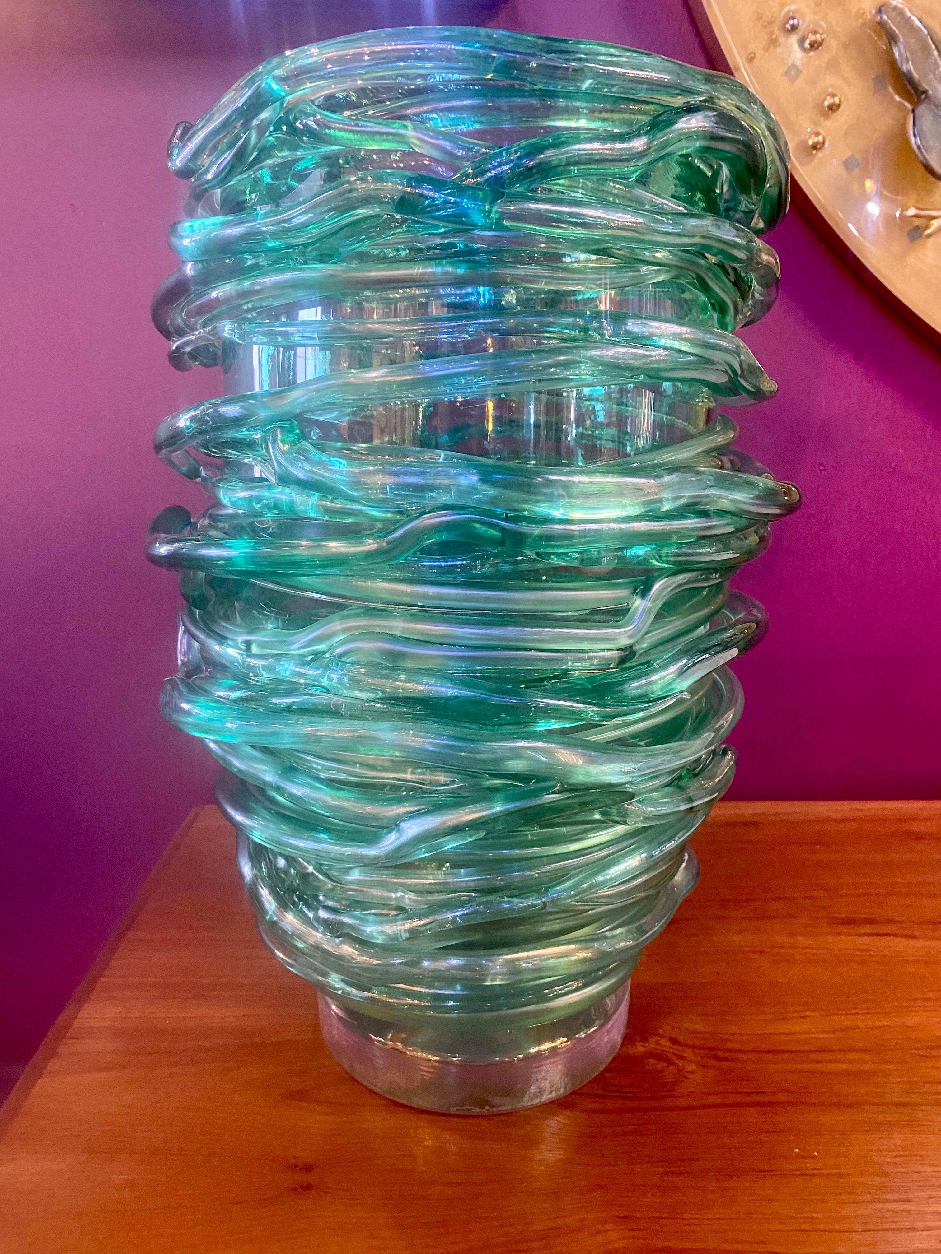 Paire d'exquis grands vases italiens de Murano avec des tourbillons de verre soufflé clair et vert émeraude avec des applications à chaud pour créer une beauté abstraite !
Signé.