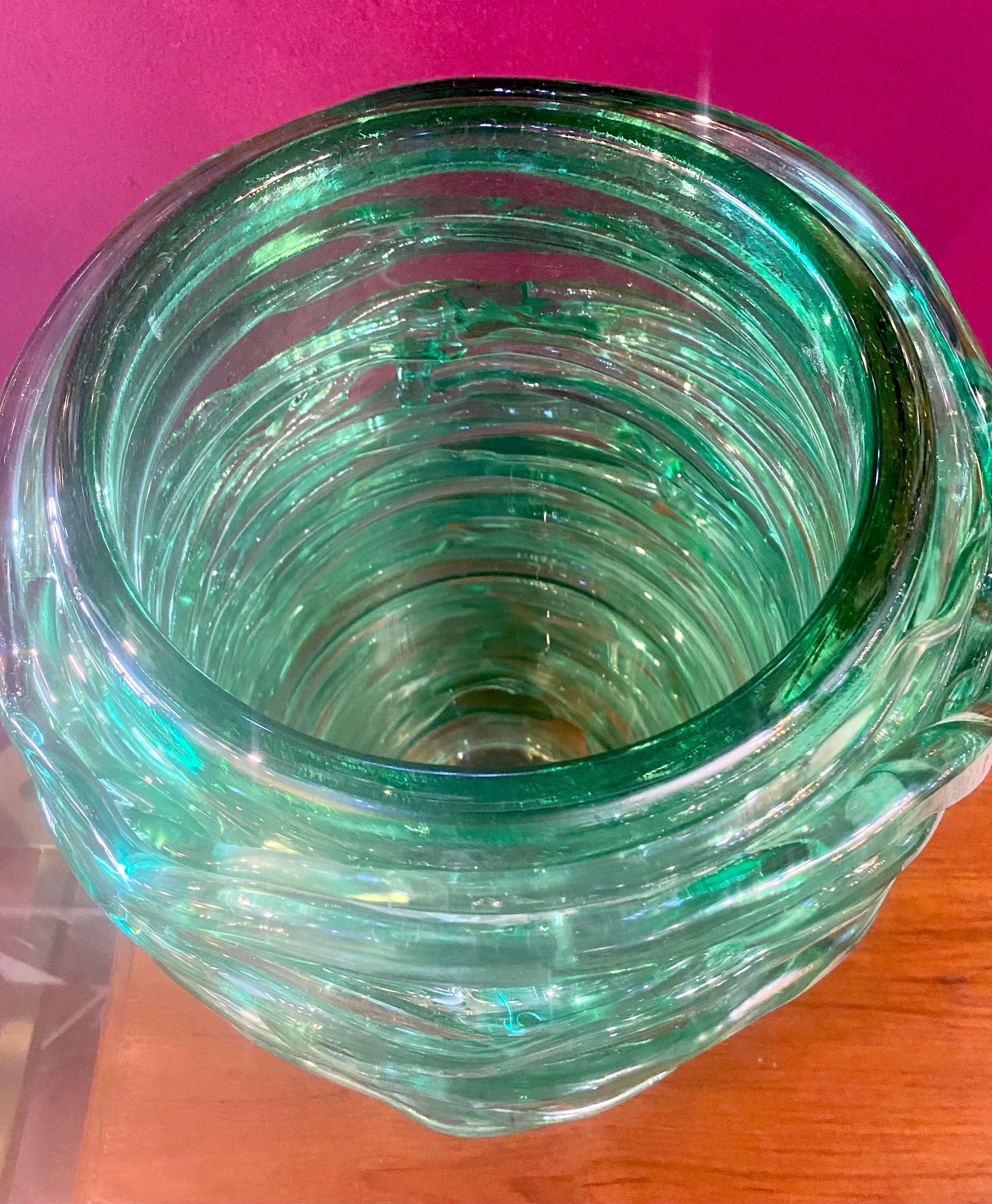 Fait main Paire de vases exquis verts en verre de Murano avec applications en verre tourbillonné. en vente