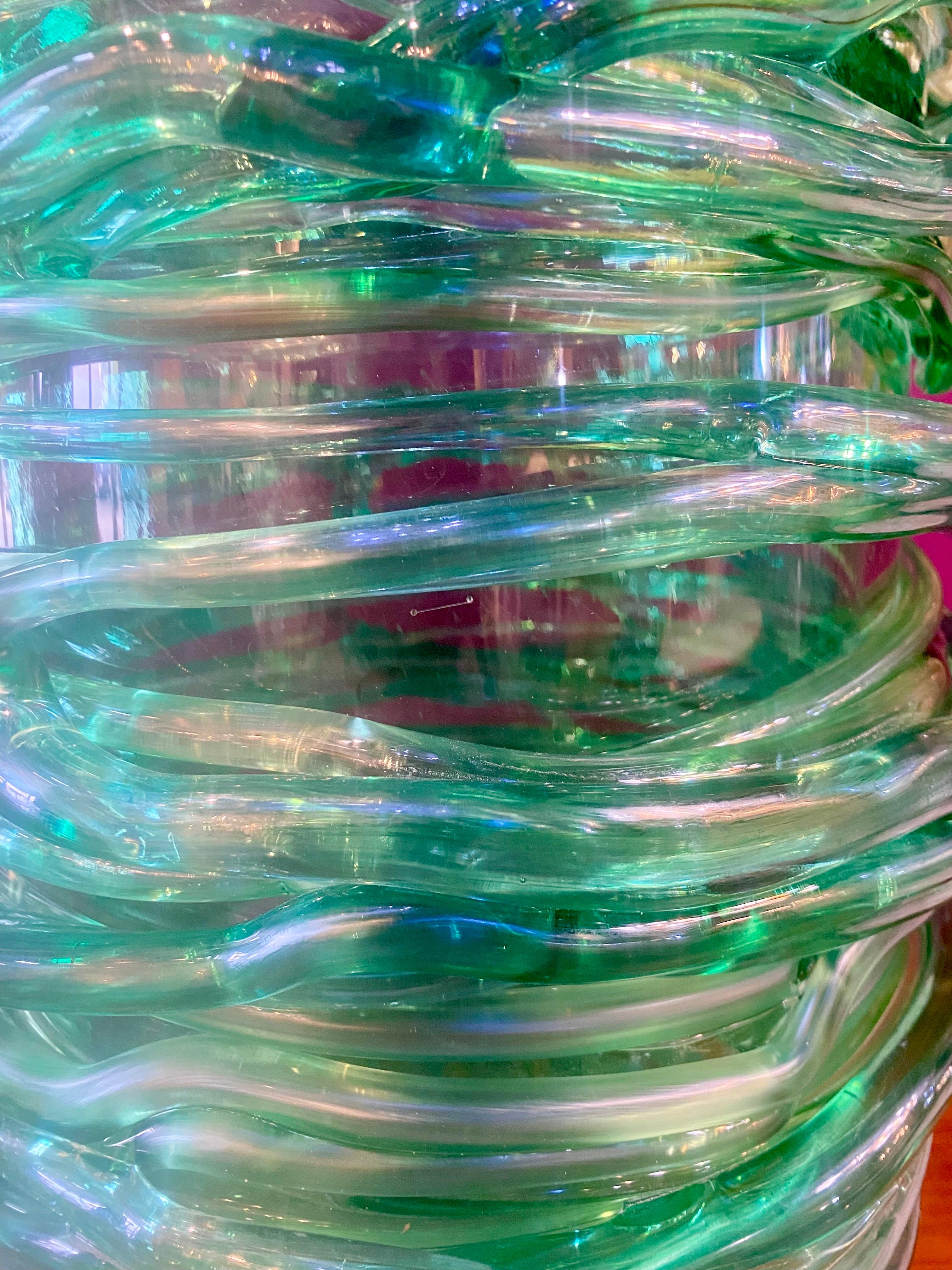 Paire de vases exquis verts en verre de Murano avec applications en verre tourbillonné. Bon état - En vente à Miami, FL