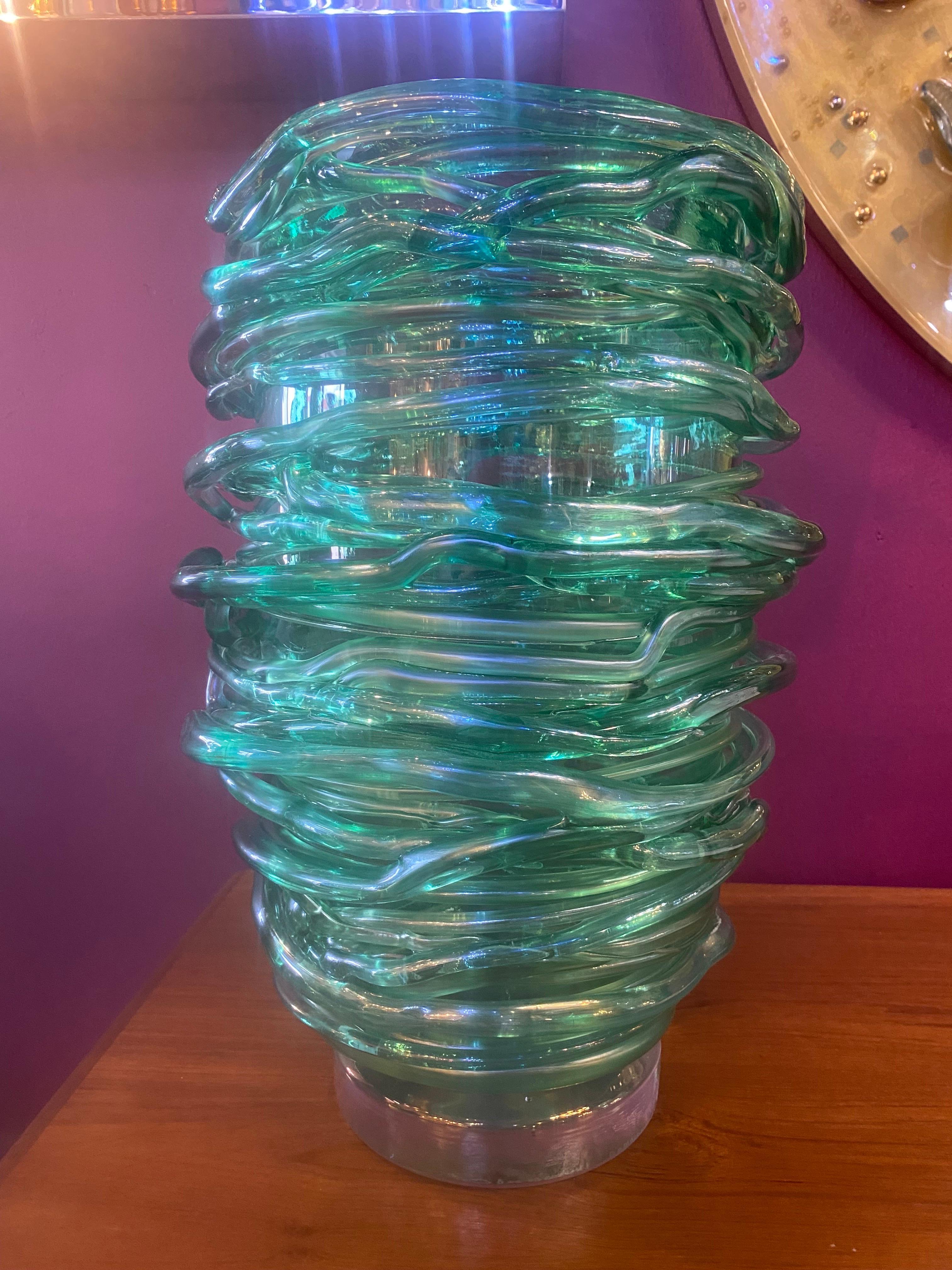20ième siècle Paire de vases exquis verts en verre de Murano avec applications en verre tourbillonné. en vente