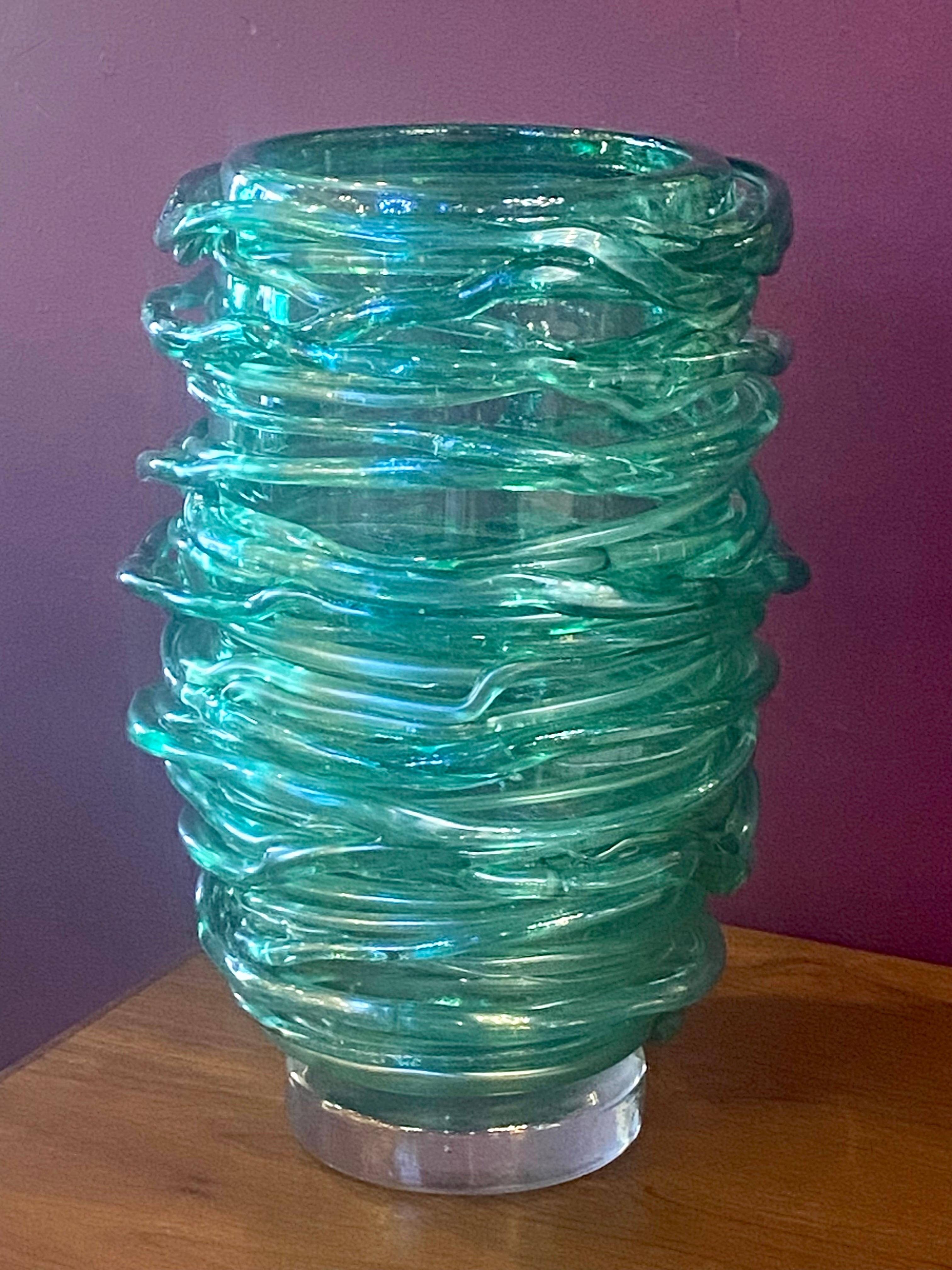 Verre brun Paire de vases exquis verts en verre de Murano avec applications en verre tourbillonné. en vente