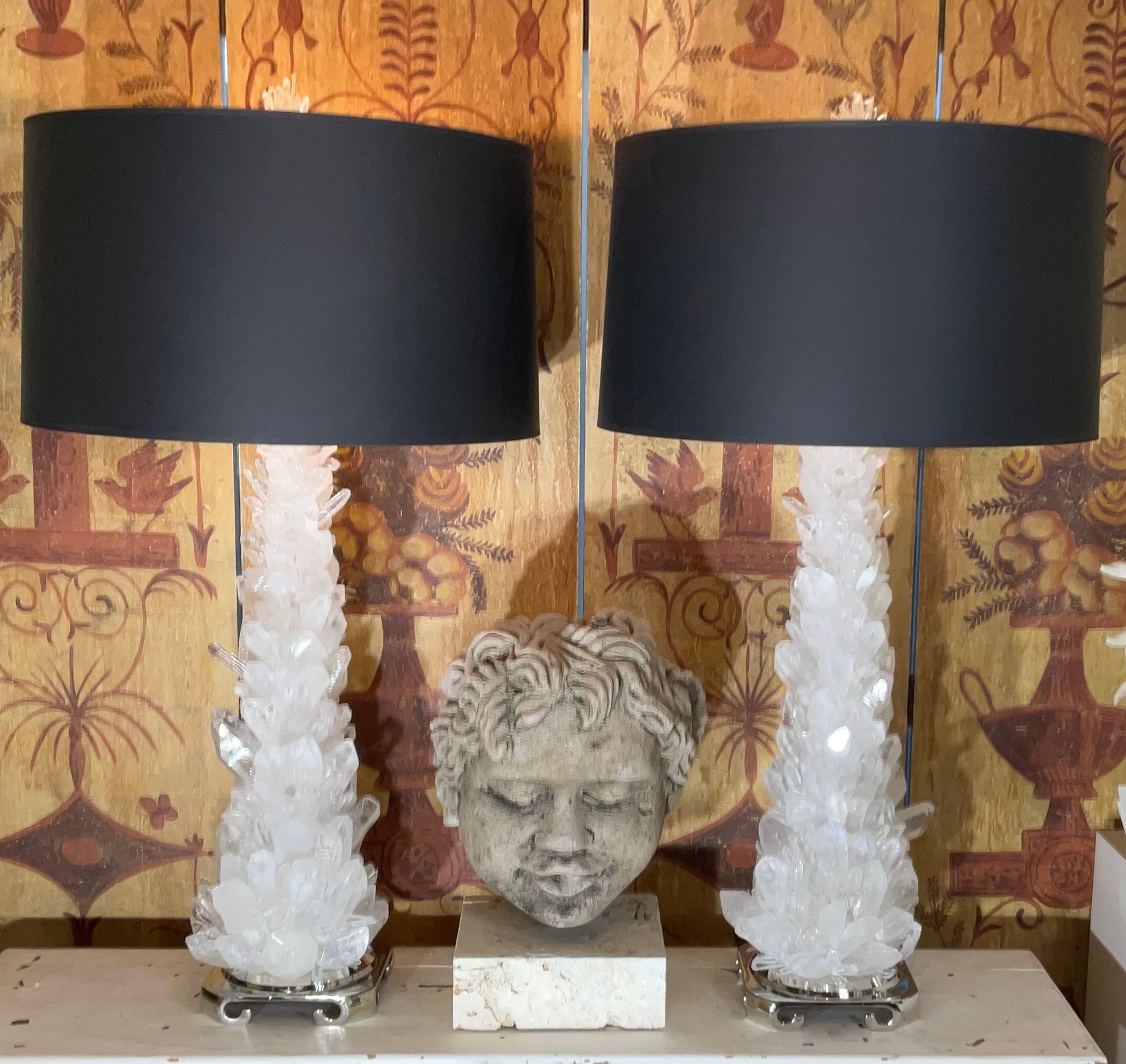 Queste splendide lampade da tavolo in cristallo di rocca sono un vero capolavoro della natura e dell'artigianato. Ogni lampada è caratterizzata da un'ipnotica  una formazione di cristalli che incute timore e allo stesso tempo eleganza.
Il quarzo di