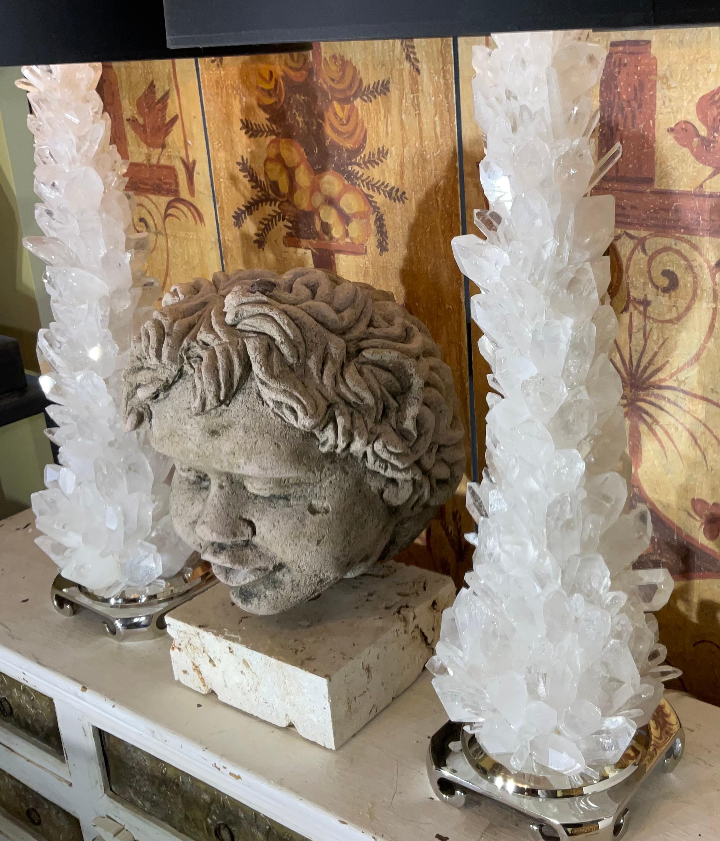 Fatto a mano Coppia di squisite lampade da tavolo in cristallo di rocca e quarzo di Joseph Malekan in vendita