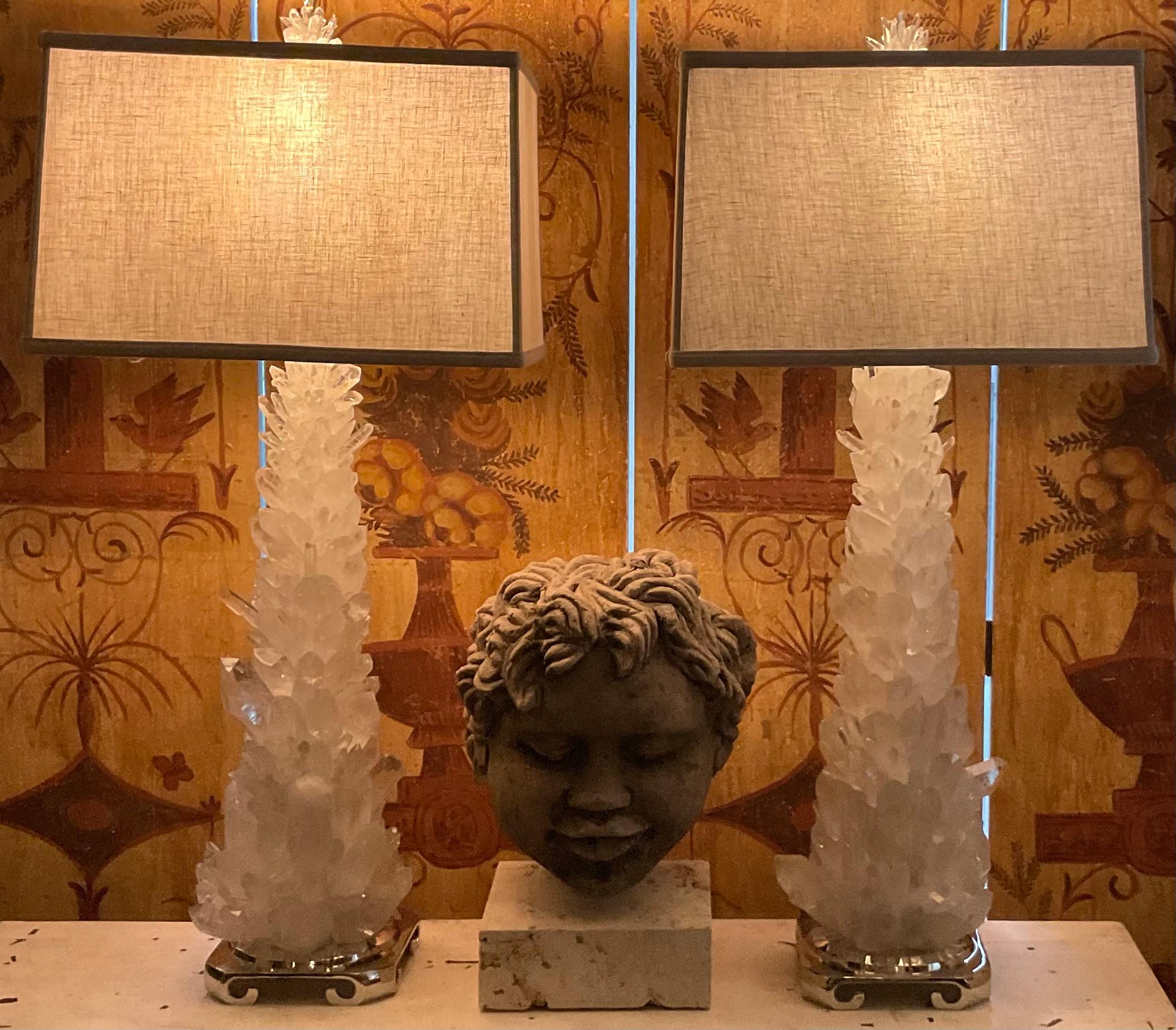 Ottone Coppia di squisite lampade da tavolo in cristallo di rocca e quarzo di Joseph Malekan in vendita