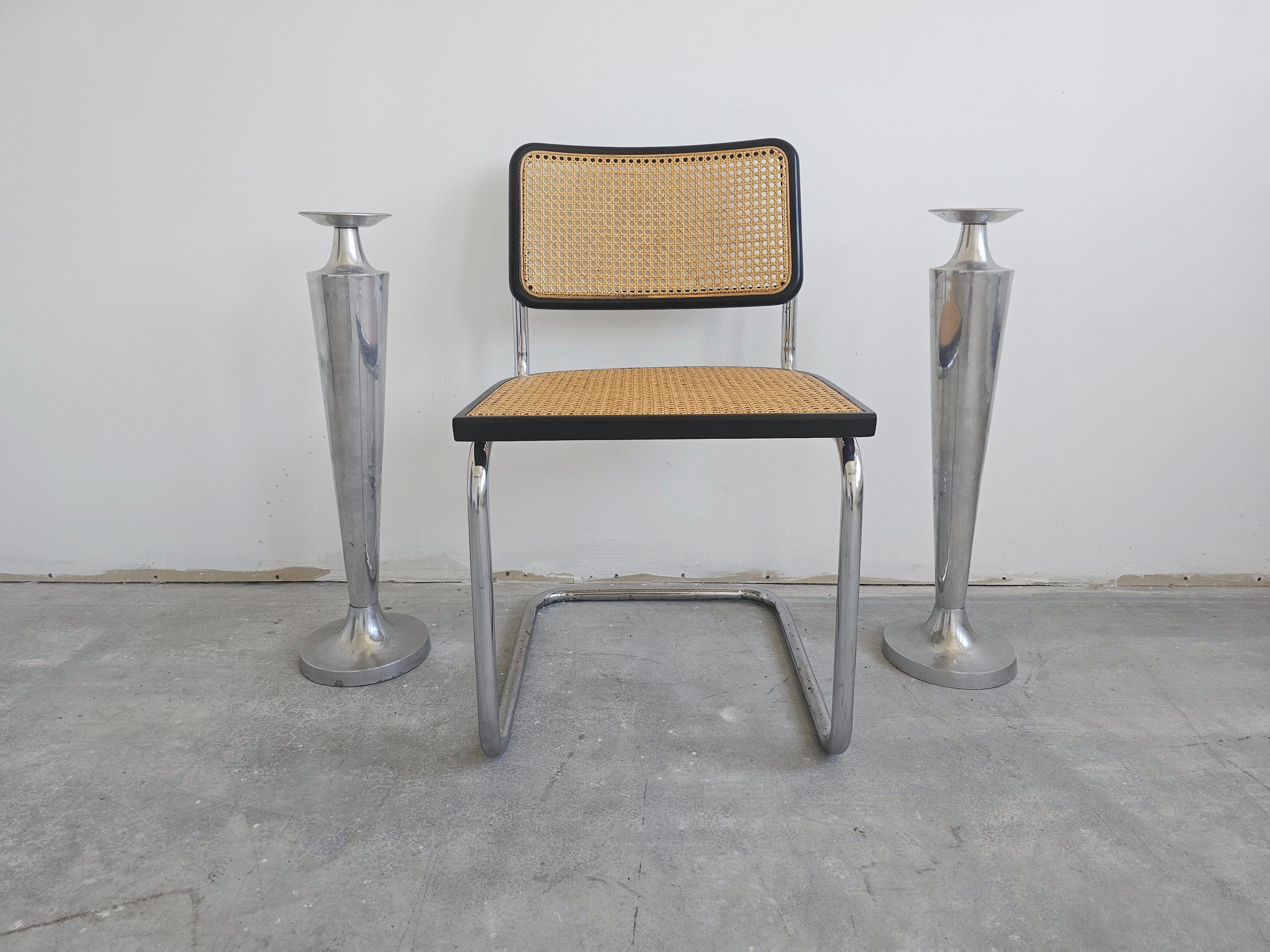 In questa inserzione troverai una coppia di portacandele postmoderni extra large in alluminio fuso. Realizzato in Germania Ovest negli anni '1980.

Condizioni vintage molto buone con alcuni segni del tempo e dell'uso,  come la patina.  

Al momento
