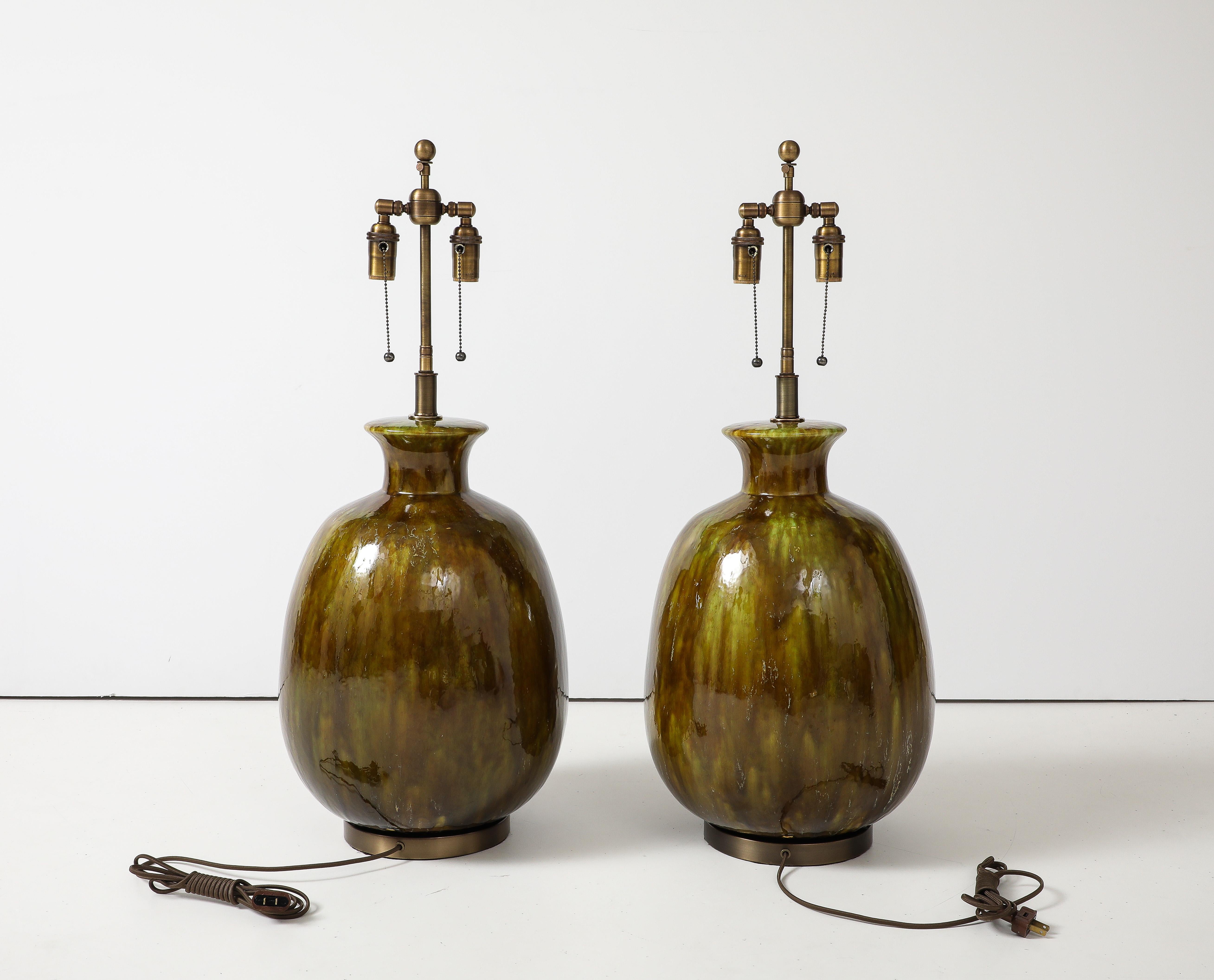Paire de très grandes lampes en céramique avec un merveilleux glaçure de couleur mousse. en vente 2