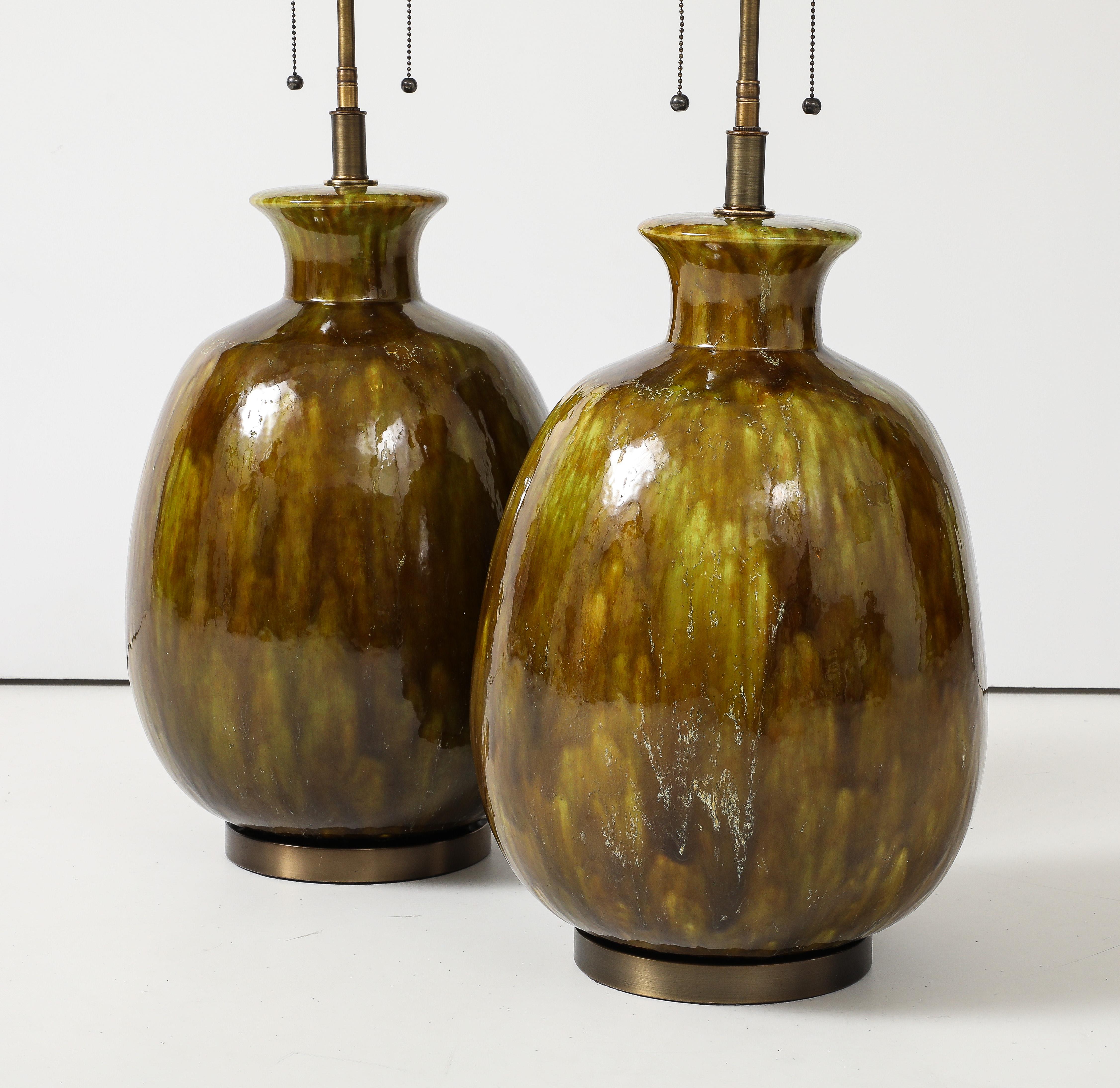 Mid-Century Modern Paire de très grandes lampes en céramique avec un merveilleux glaçure de couleur mousse. en vente