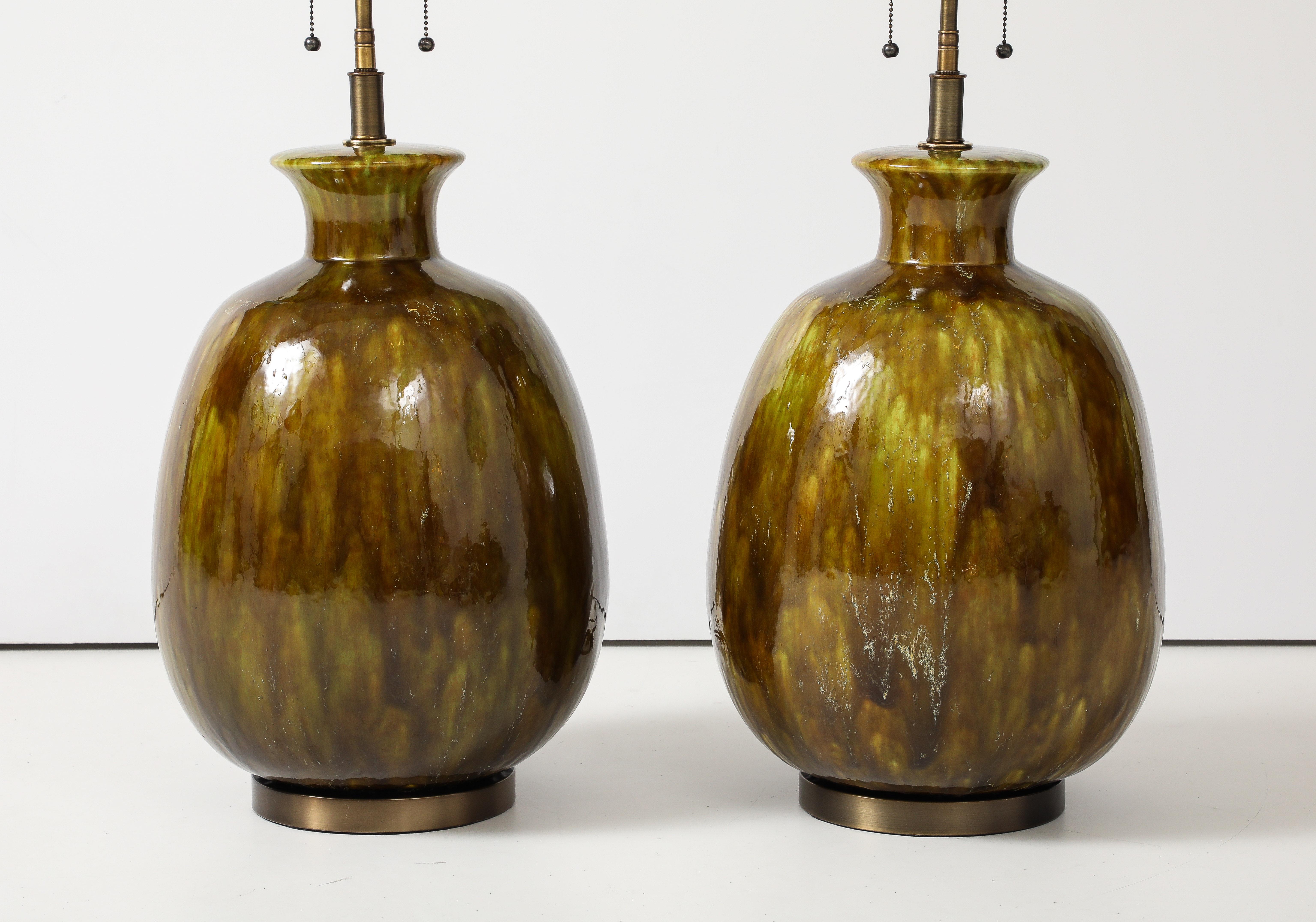 Américain Paire de très grandes lampes en céramique avec un merveilleux glaçure de couleur mousse. en vente