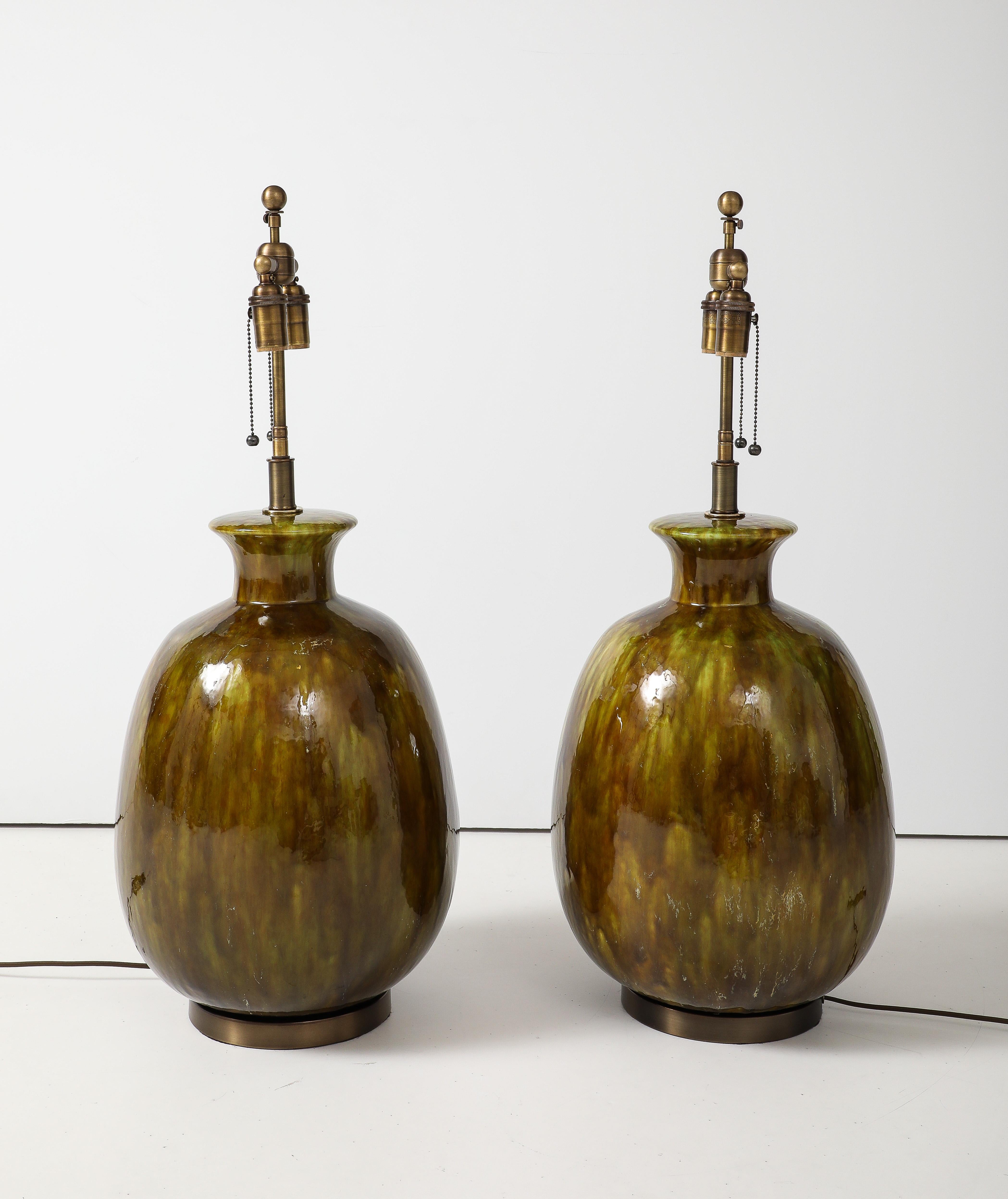 Effet bronze Paire de très grandes lampes en céramique avec un merveilleux glaçure de couleur mousse. en vente