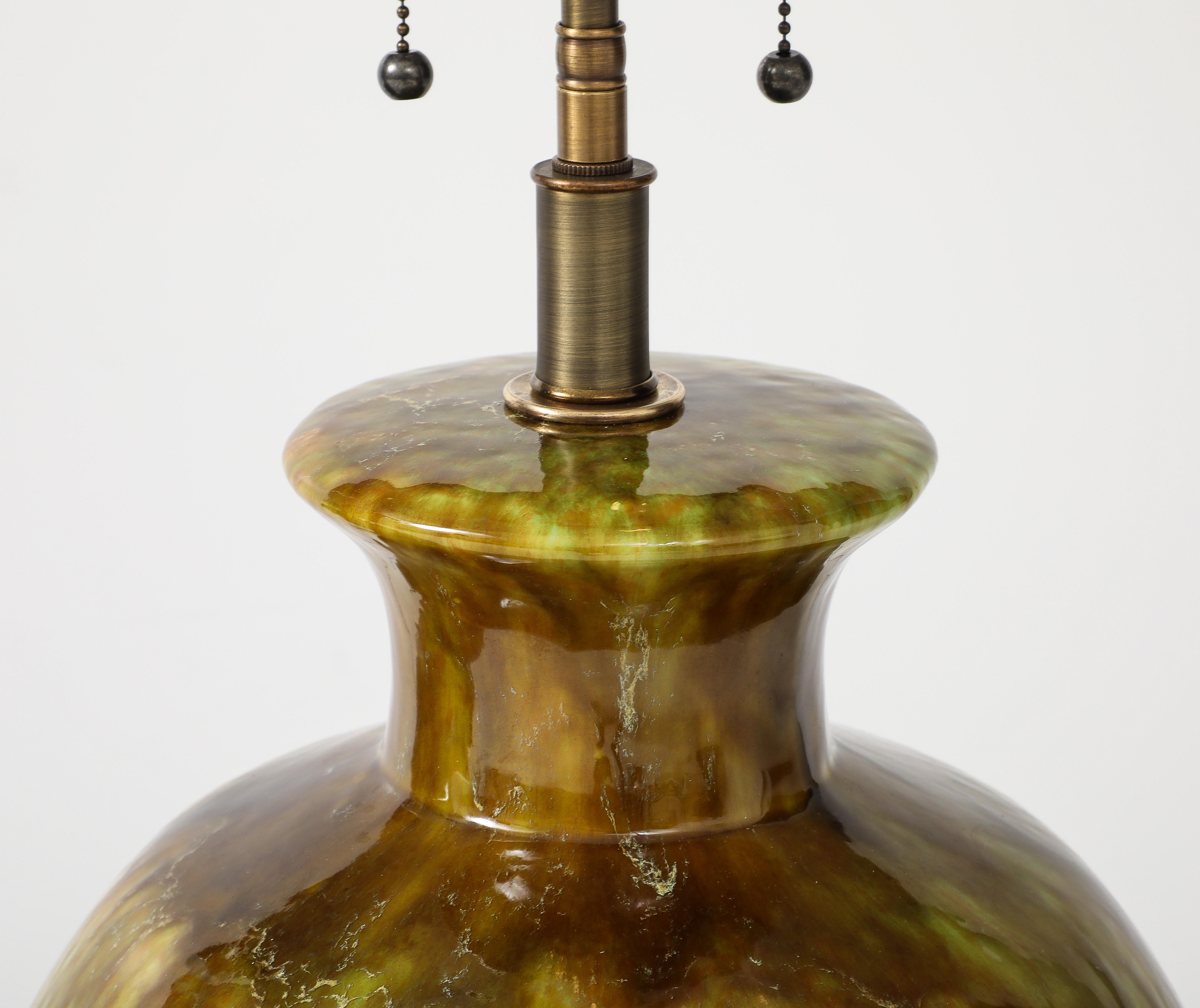 Milieu du XXe siècle Paire de très grandes lampes en céramique avec un merveilleux glaçure de couleur mousse. en vente