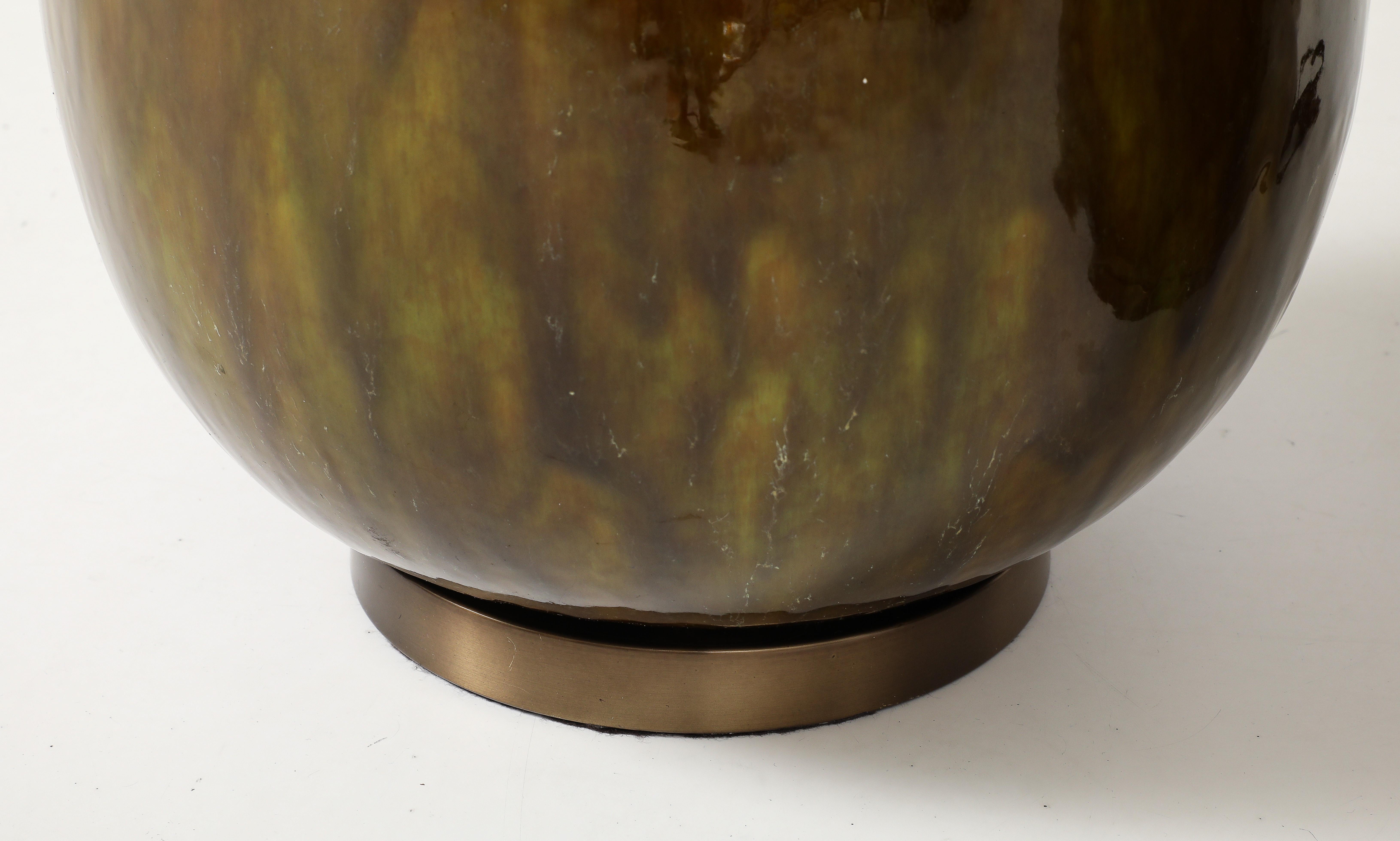 Paire de très grandes lampes en céramique avec un merveilleux glaçure de couleur mousse. en vente 1