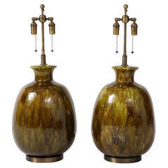 Coppia di lampade extra large in ceramica con una meravigliosa smaltatura color muschio.
