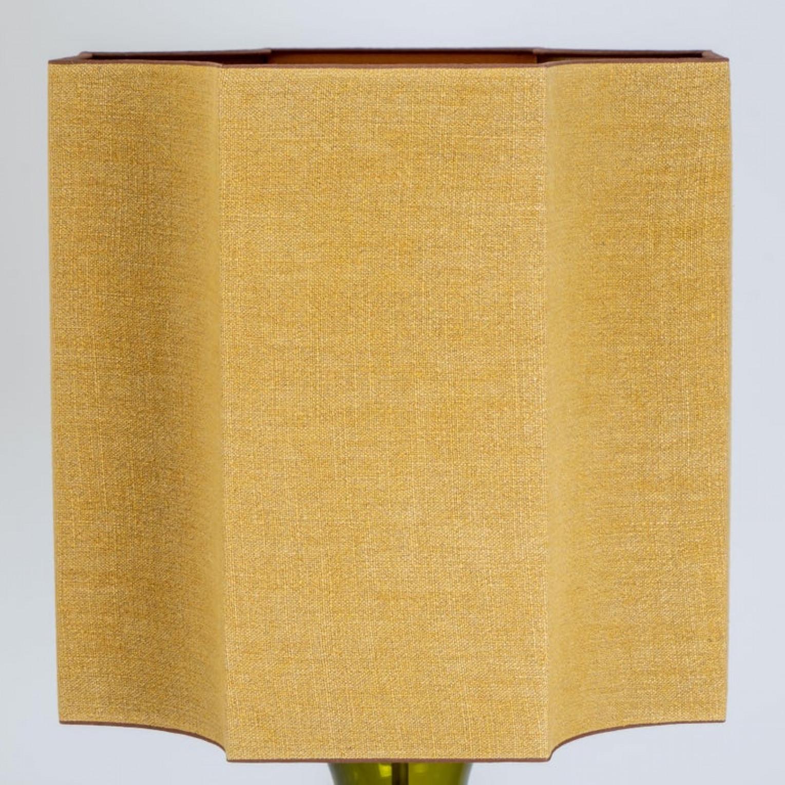 Laiton Paire de lampes de bureau en forme de verre extra-large avec lampe en soie faite sur mesure R Houben en vente