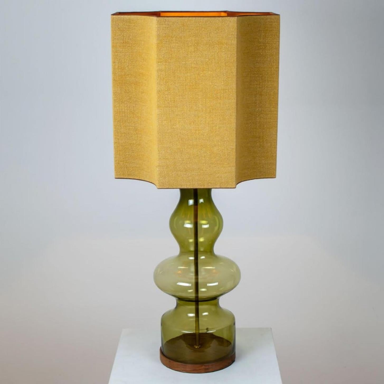 Paire de lampes de bureau en forme de verre extra-large avec lampe en soie faite sur mesure R Houben en vente 1