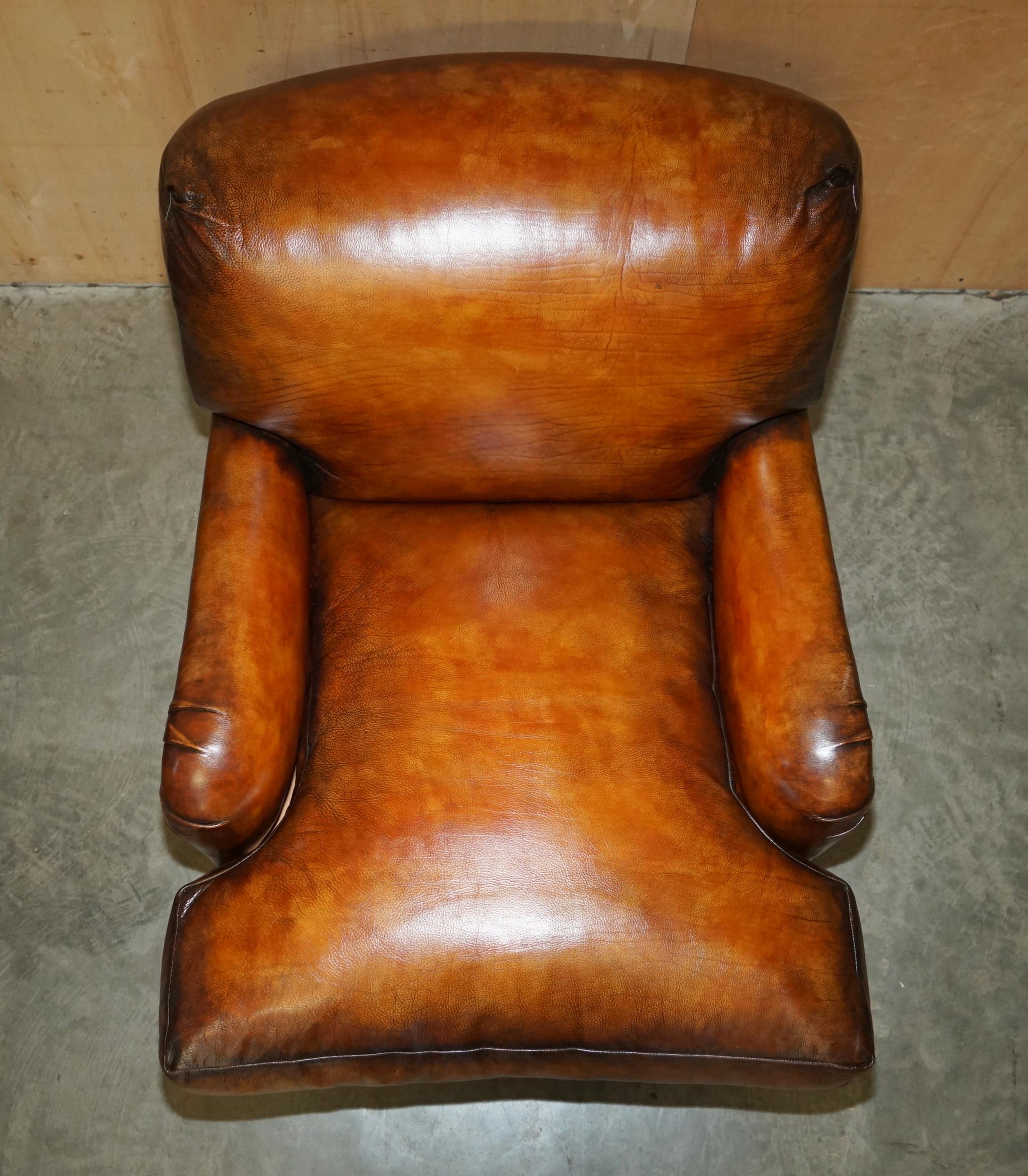 AIR OF EXTRA LARGE HOWARD & SON'S GEORGE SMITH Style BROWN LEATHER ARMCHAIRs (20. Jahrhundert) im Angebot