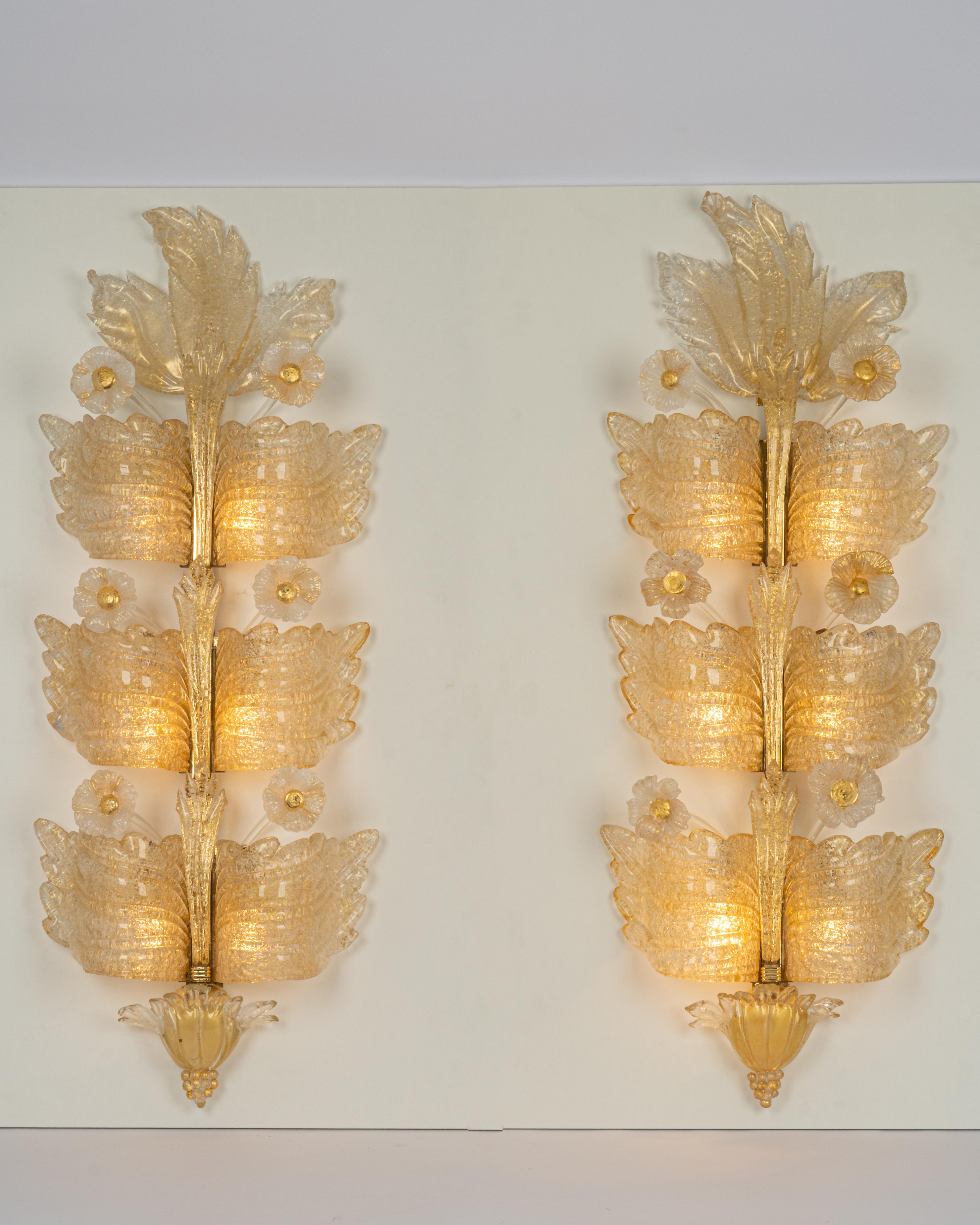 A gorgeous set of 2 sconces with 24-karat gold made by Barovier & Toso, Italy, circa 1970-1979.
High quality, Hand made, and in very good condition. Cleaned, well-wired, and ready to use.

Each sconce requires 6 x E14 standard bulbs with 60 W