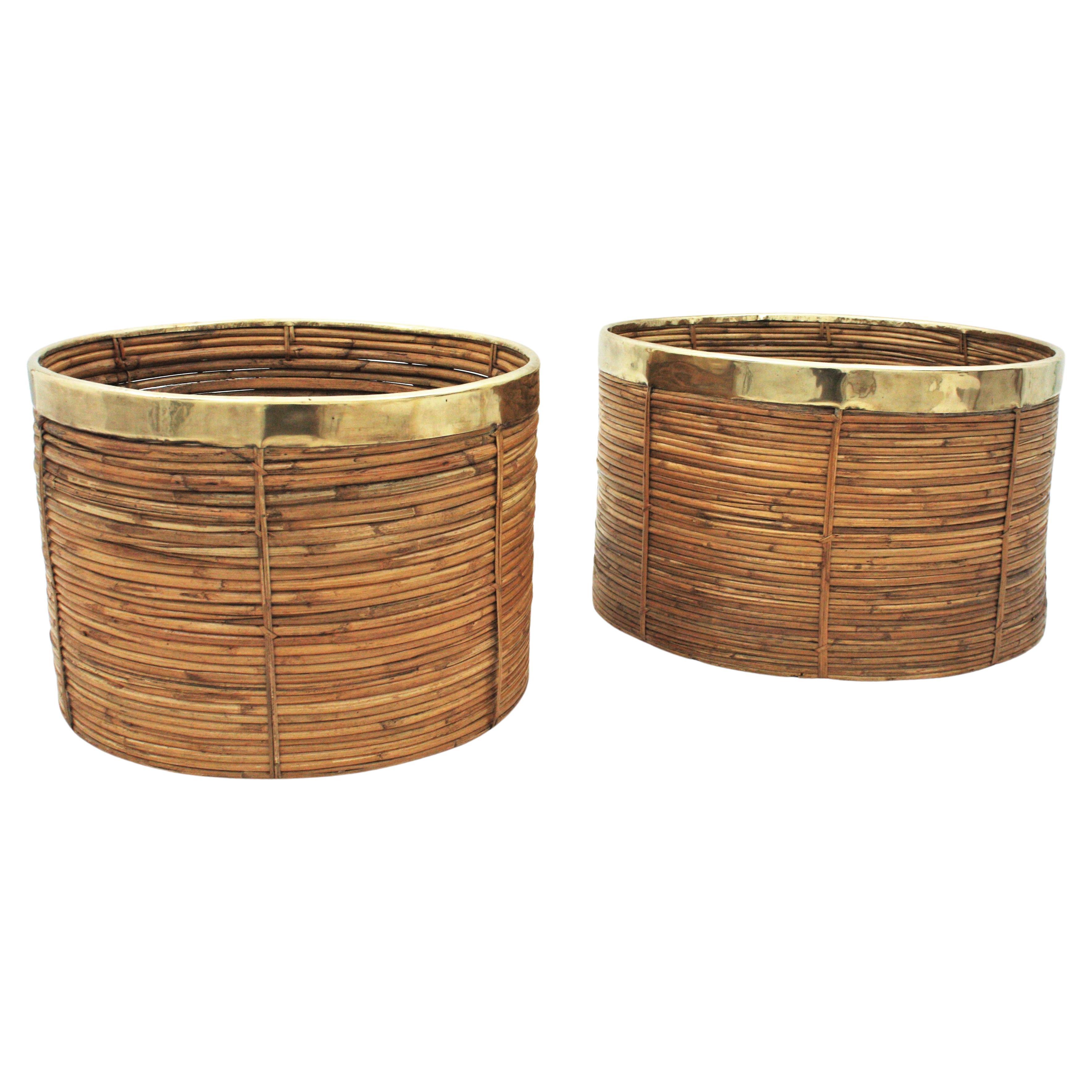 Beautiful set of two Mid-Century Modern decorative brass and rattan extra-large planters or baskets. Handcrafted in Italy, 1970s.
Round shape with gilded brass rim. Inspired on Gabriella Crespi designs.
Both are large planters, one of them is