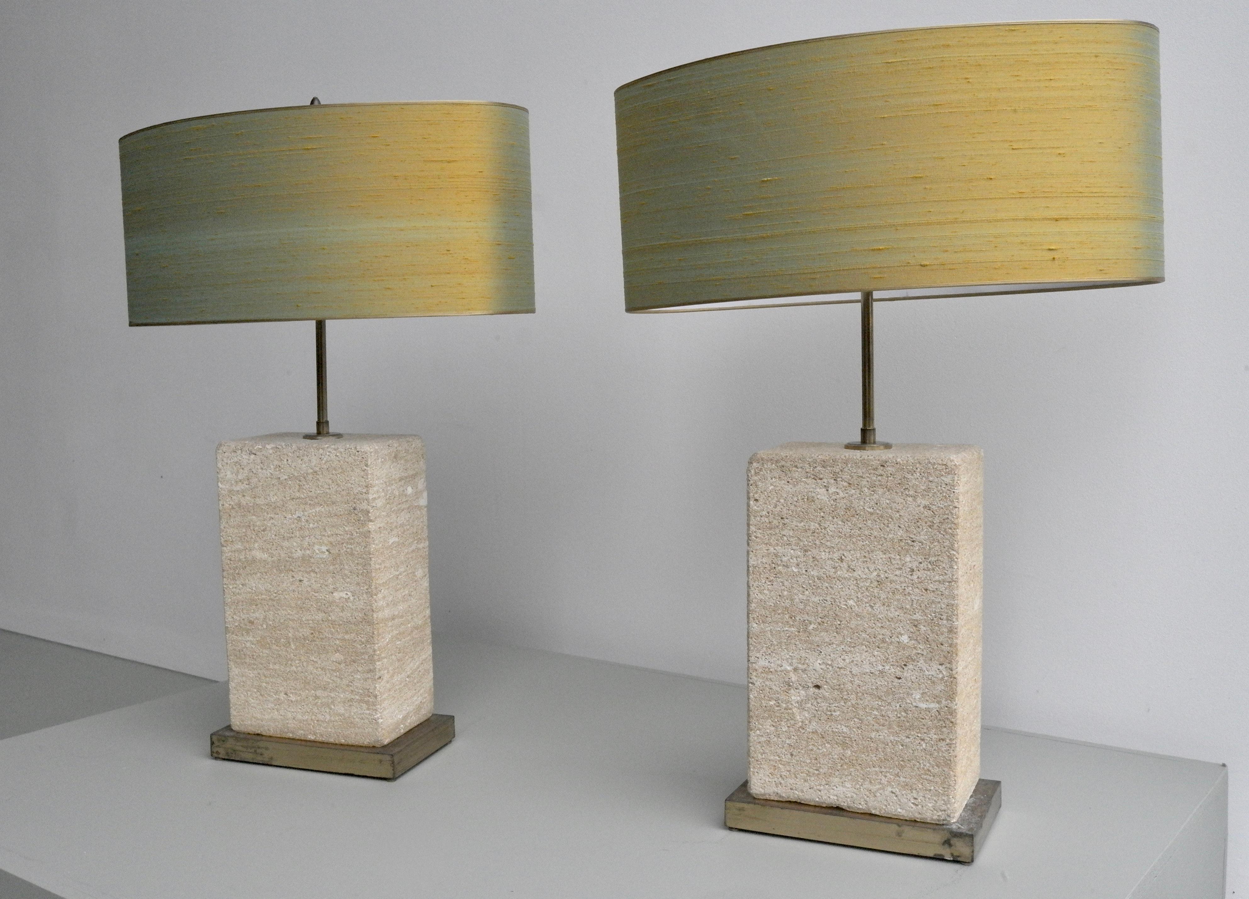 Zwei extra große Tischlampen aus Sandstein, Messing und Seide von Roger Vanhevel im Angebot 2