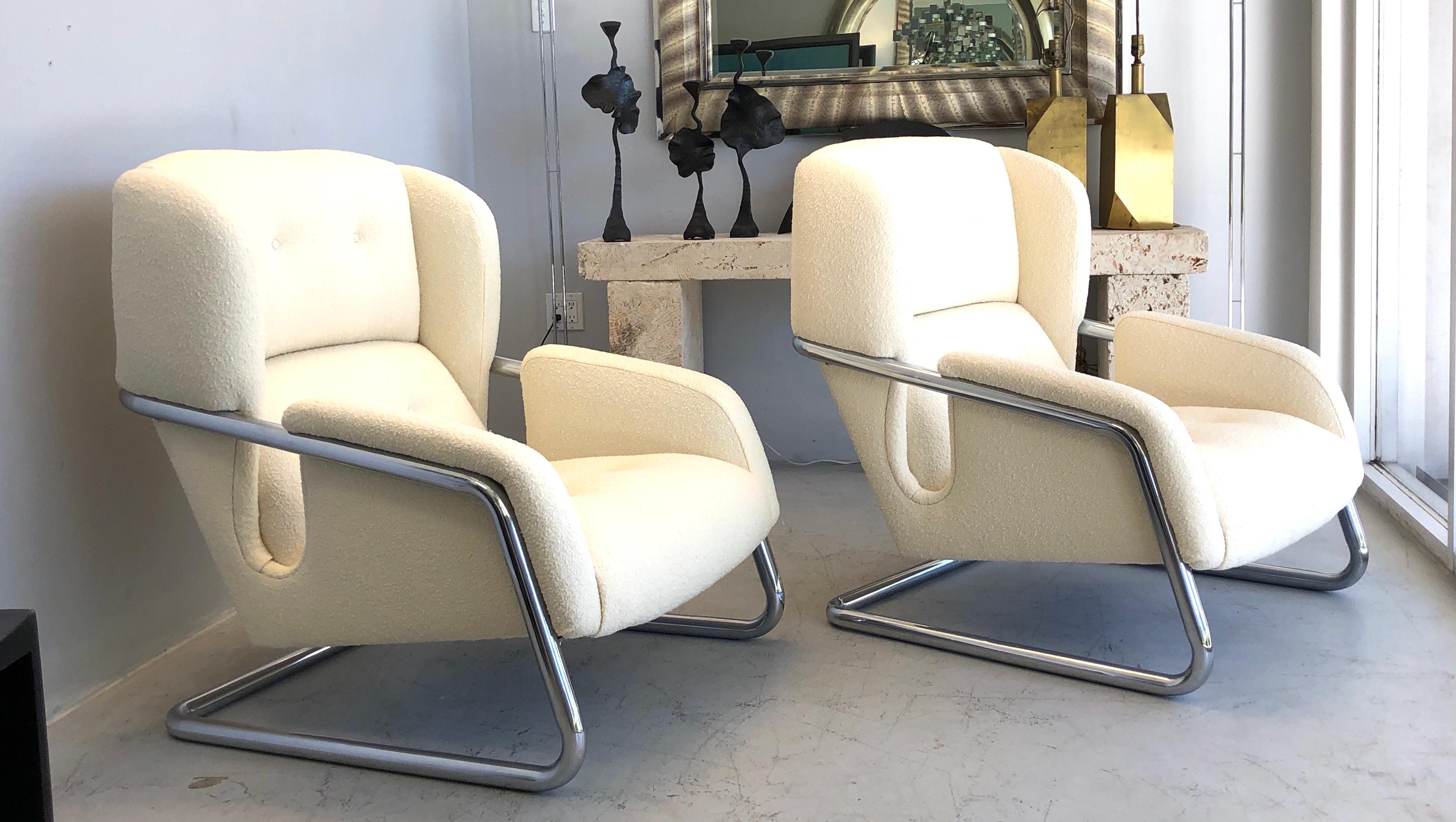 A pair of extraordinary 1970s lounge chairs. Very sophisticated cantilevered design. New upholstery.
