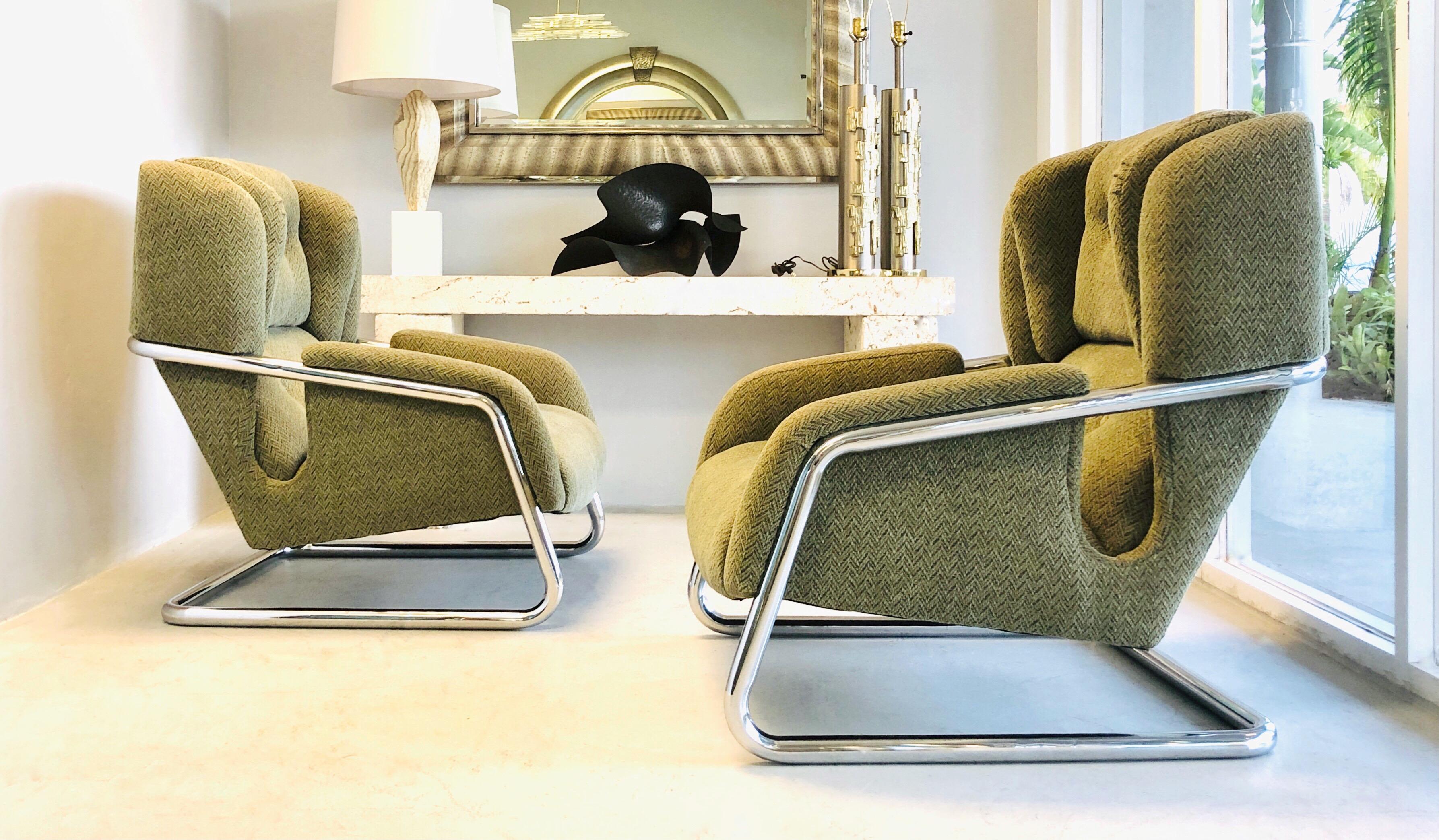 A pair of extraordinary 1970s lounge chairs. Very sophisticated cantilevered design. Original upholstery.