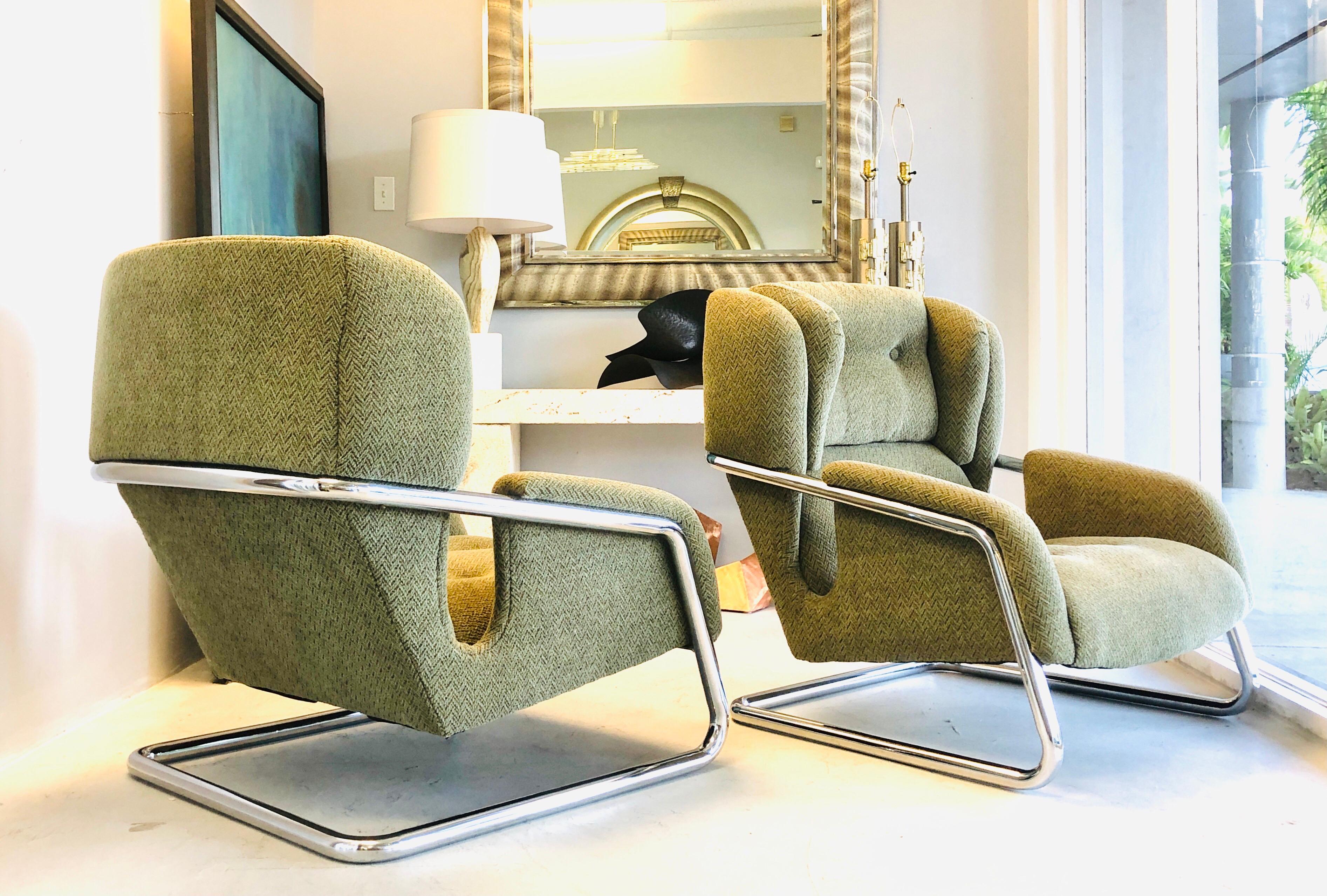 Pair of Extraordinary Italian Lounge Club Chairs Cantilevered, Italy, 1970s In Good Condition In Miami, FL