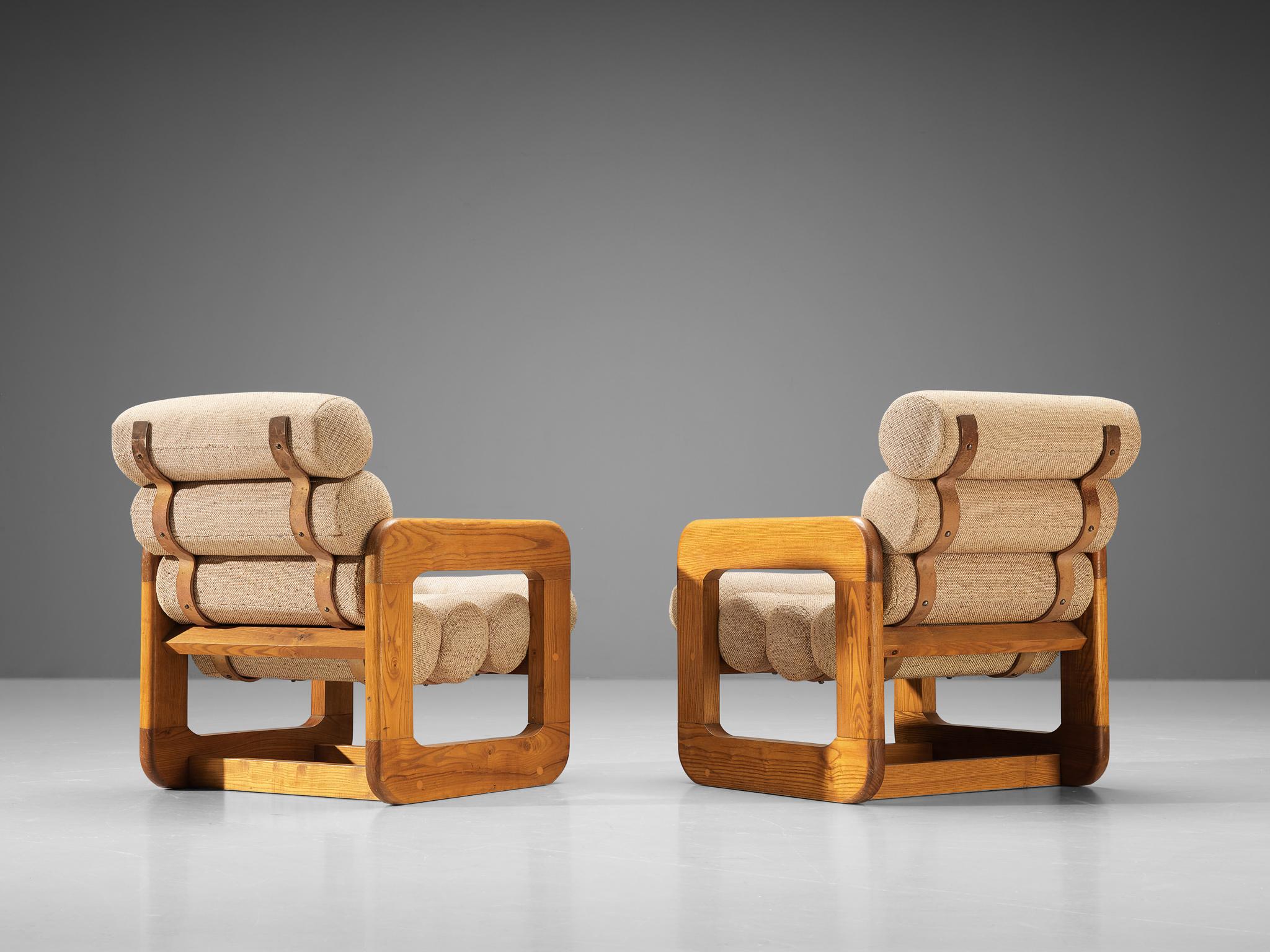 Sessel, Esche, Stoff, Europa, 1970er Jahre. 

Zwei unkonventionelle Loungesessel, die sich durch ihr außergewöhnliches Design auszeichnen. Die Sitzfläche besteht aus mehreren röhrenförmigen Kissen, die miteinander verbunden sind und eine Sitzfläche