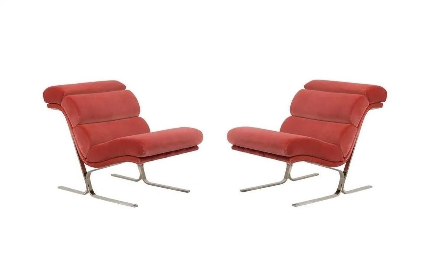 Diese modischen Sessel haben außergewöhnliche architektonische Linien und sind ebenso bequem wie optisch auffällig. Durchdacht konstruiert, um aus jedem Blickwinkel zu überzeugen. Das armlose Design und die schräge Form passen sich den Konturen