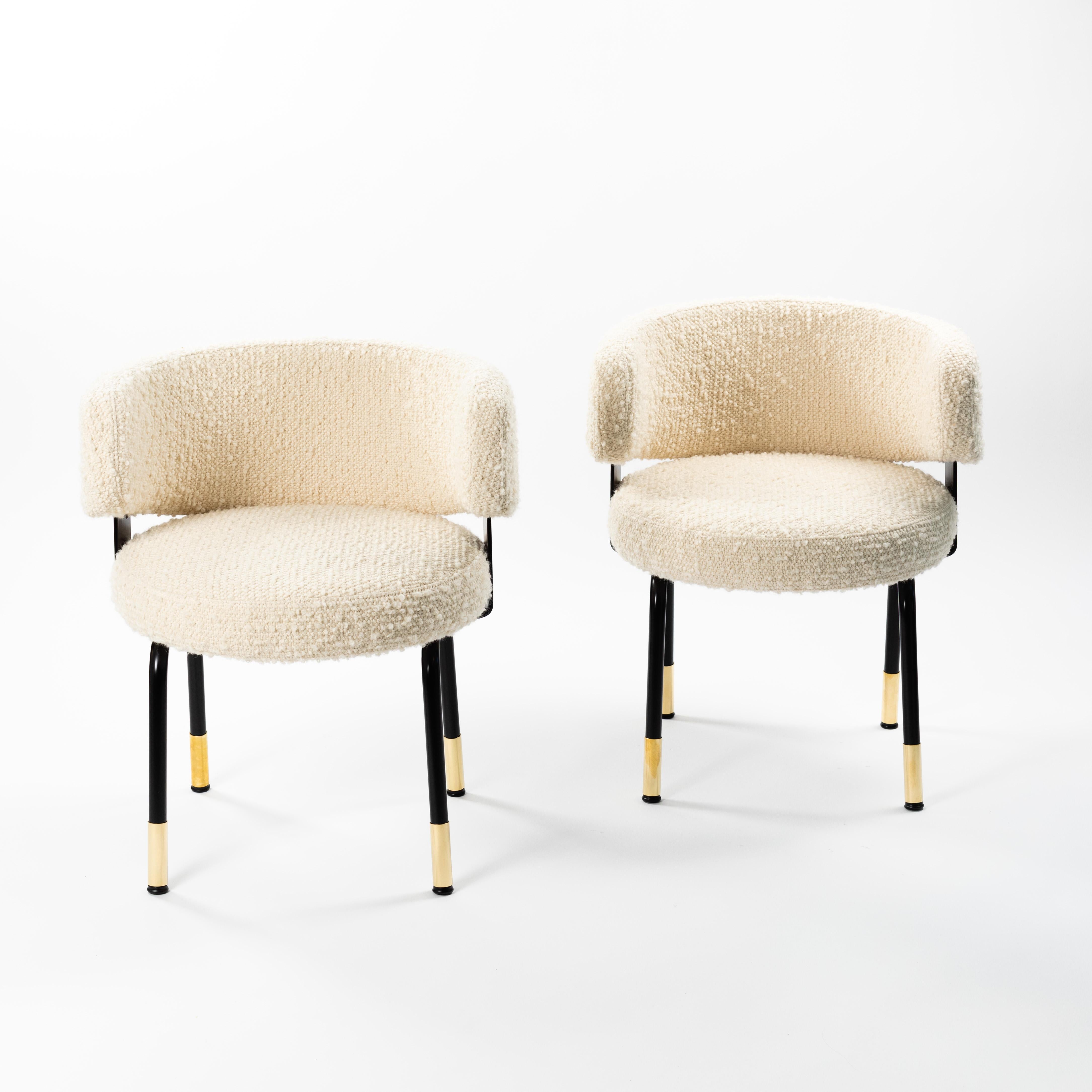 Paire d'extravagants fauteuils Formanova noirs et blancs recouverts de tissu bouclé Italie années 1960.

Paire de fauteuils très matures fabriqués par la société FORMANOVA.
Ces chaises sont des créations intemporelles de Gianni Moscatelli pour