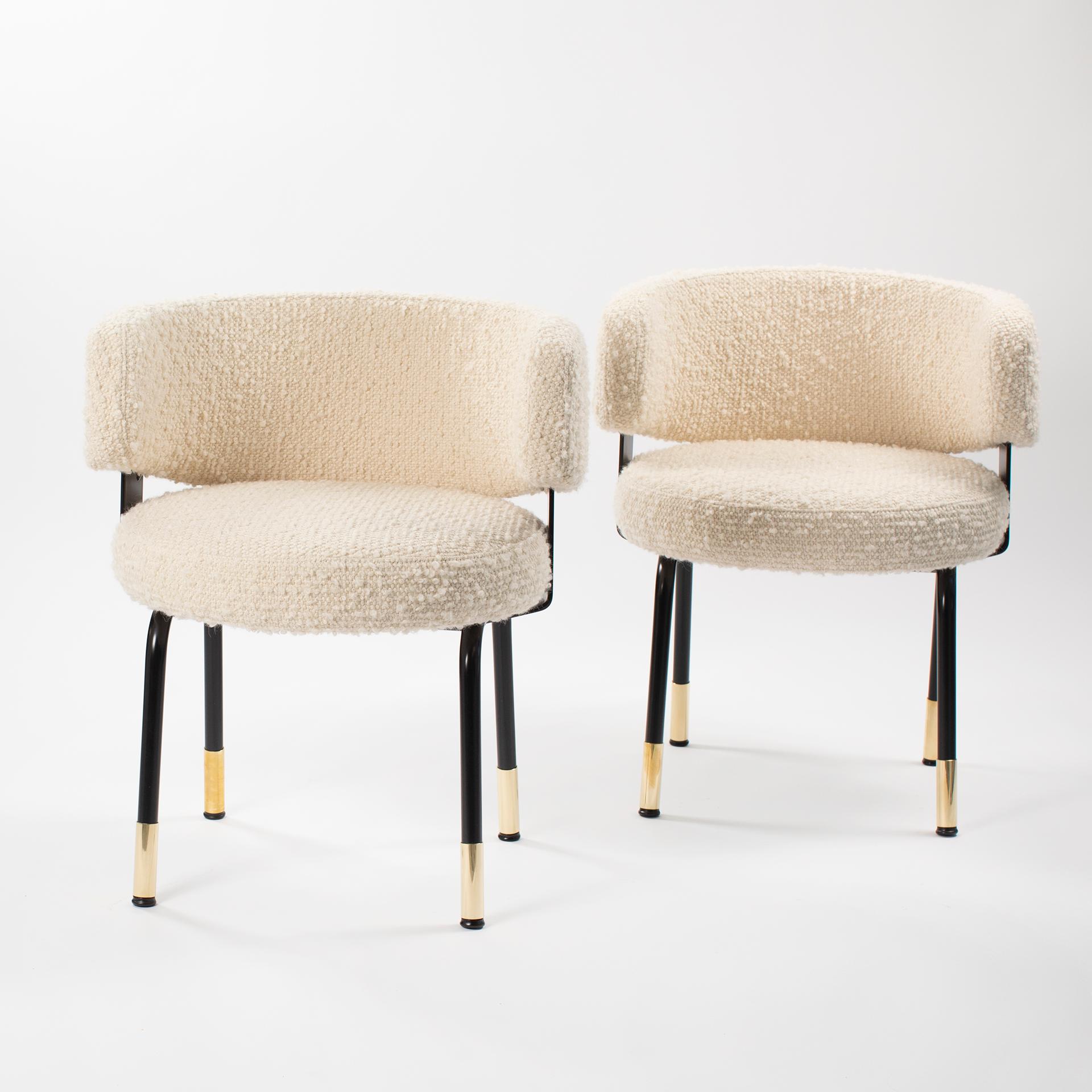 Paire d'extravagants fauteuils Formanova noirs et blancs recouverts de tissu bouclé Italie 1970.

Paire de fauteuils formellement très matures fabriqués par la société FORMANOVA.
Le dossier arrondi et bien rembourré et l'assise ronde et légèrement