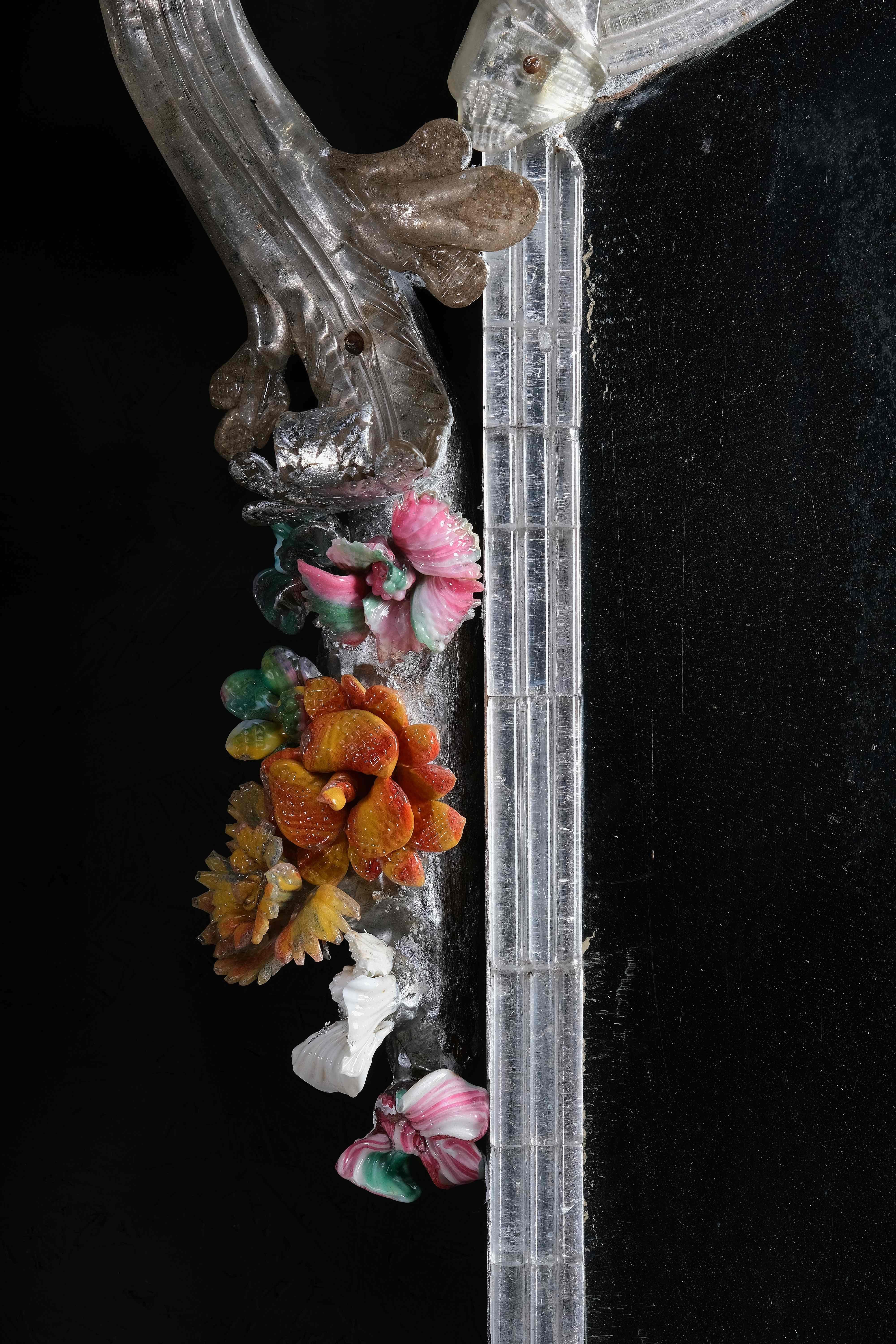Paire de miroirs de Murano extrêmement rares avec des fleurs, Murano circa 1730 en vente 2