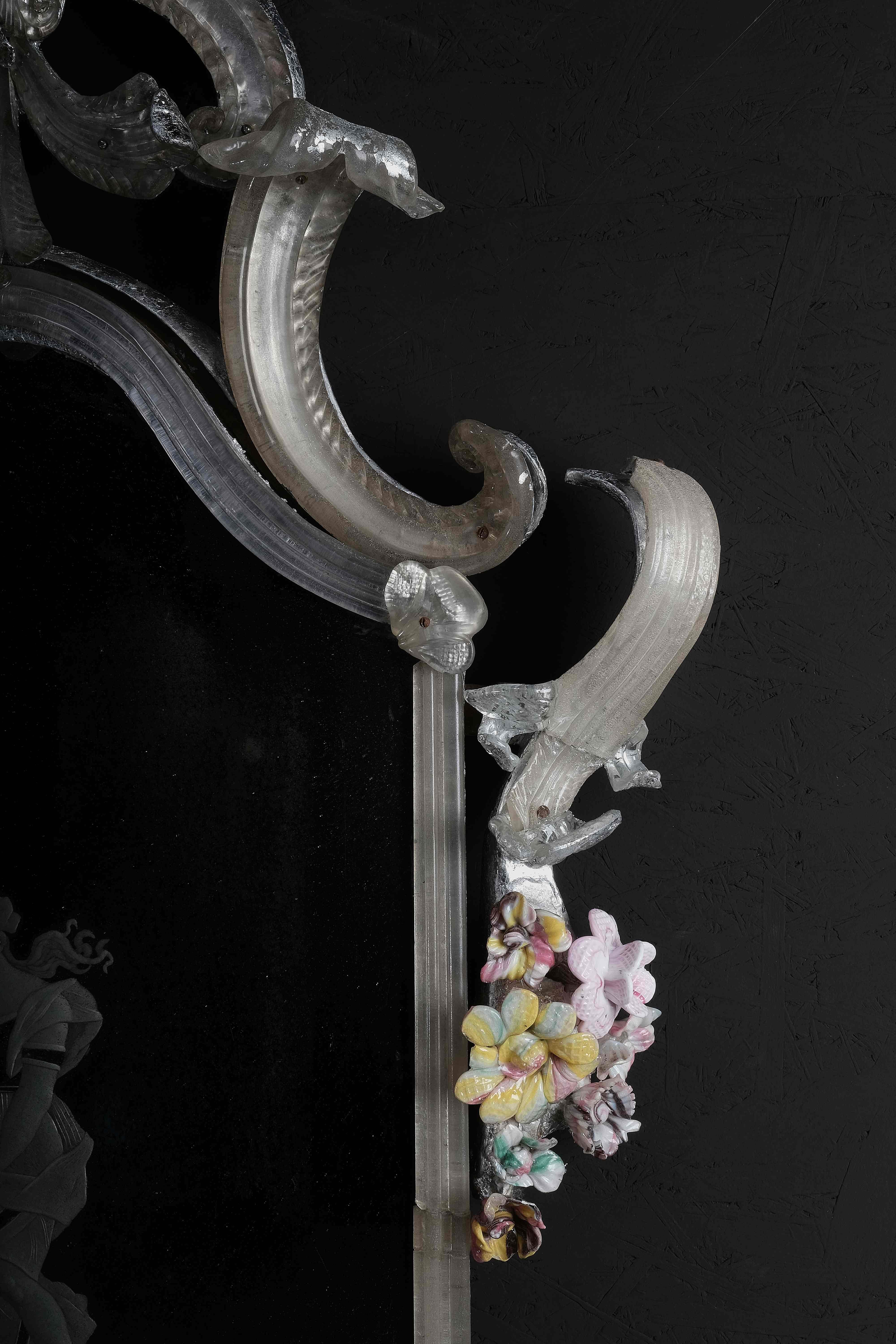 Paire de miroirs de Murano extrêmement rares avec des fleurs, Murano circa 1730 en vente 3