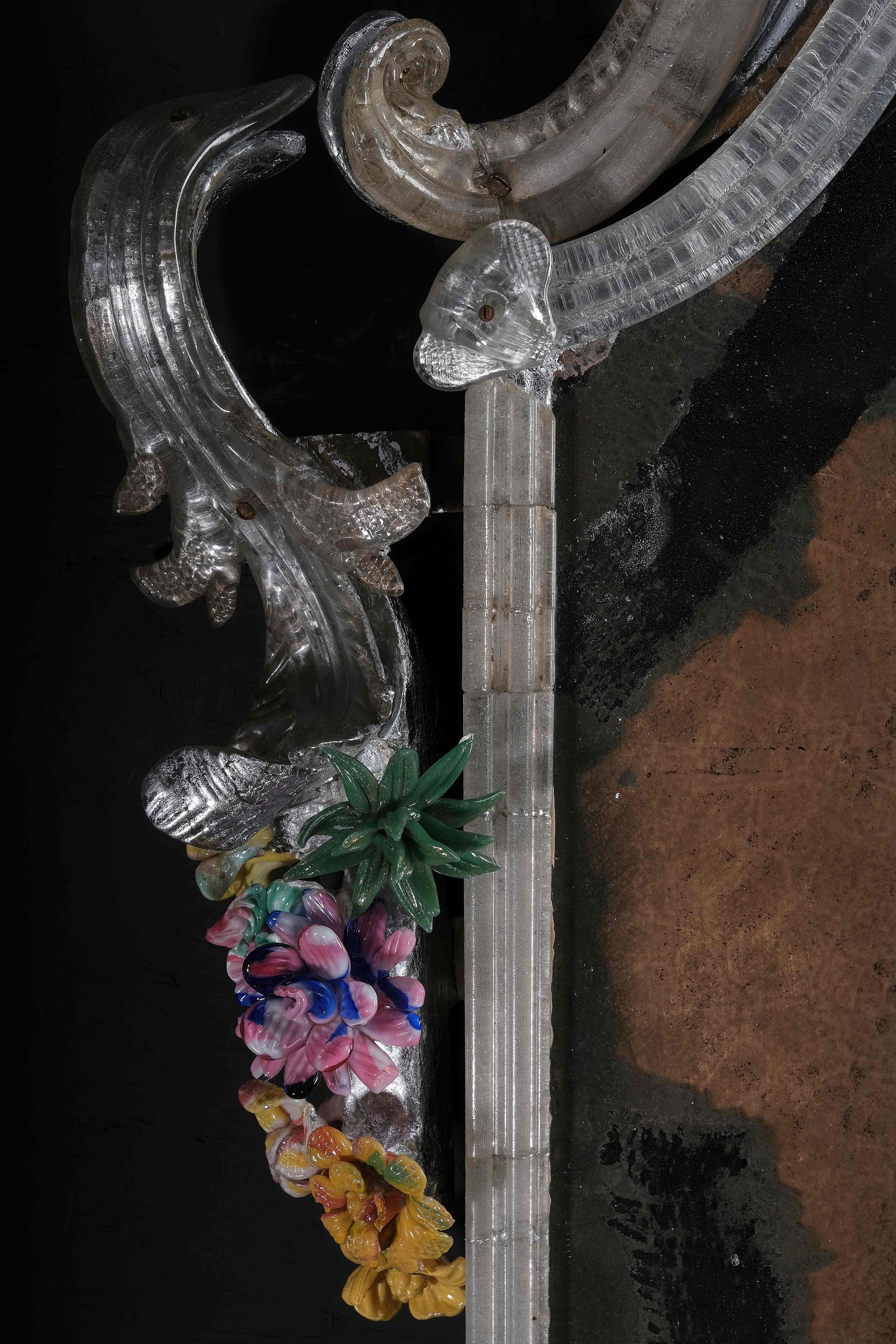 Paire de miroirs de Murano extrêmement rares avec des fleurs, Murano circa 1730 en vente 4