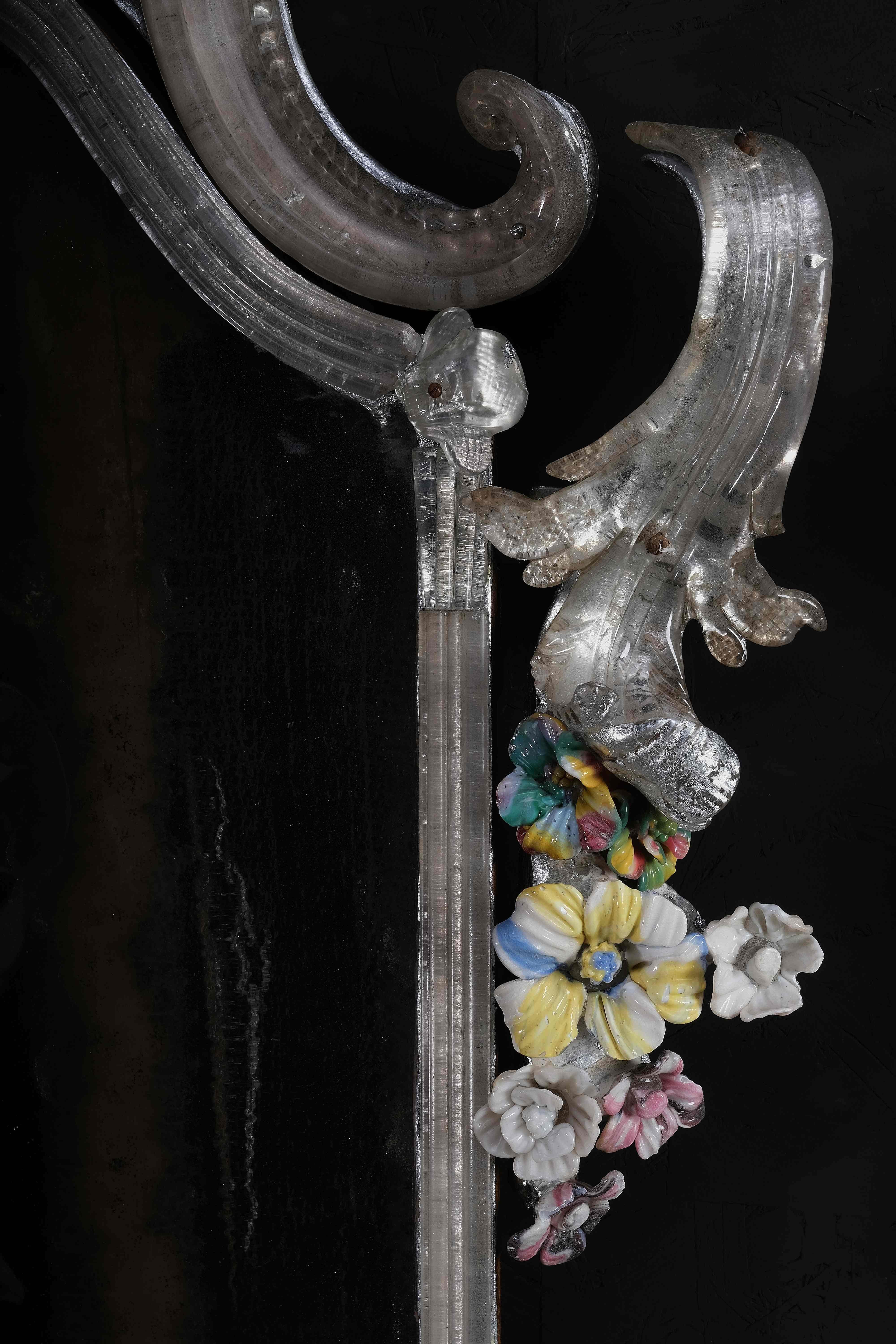 Paire de miroirs de Murano extrêmement rares avec des fleurs, Murano circa 1730 en vente 5