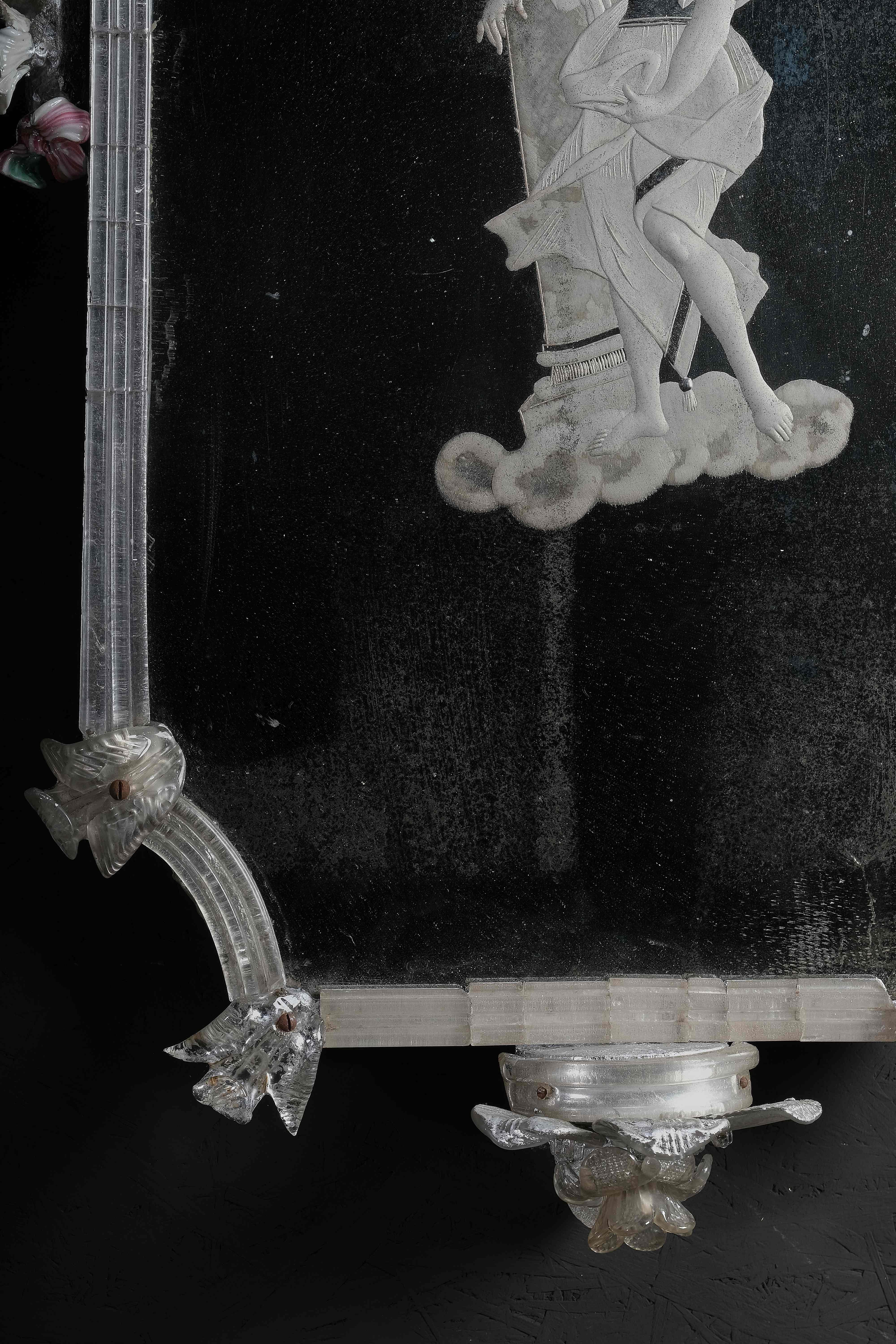 Paire de miroirs de Murano extrêmement rares avec des fleurs, Murano circa 1730 en vente 7